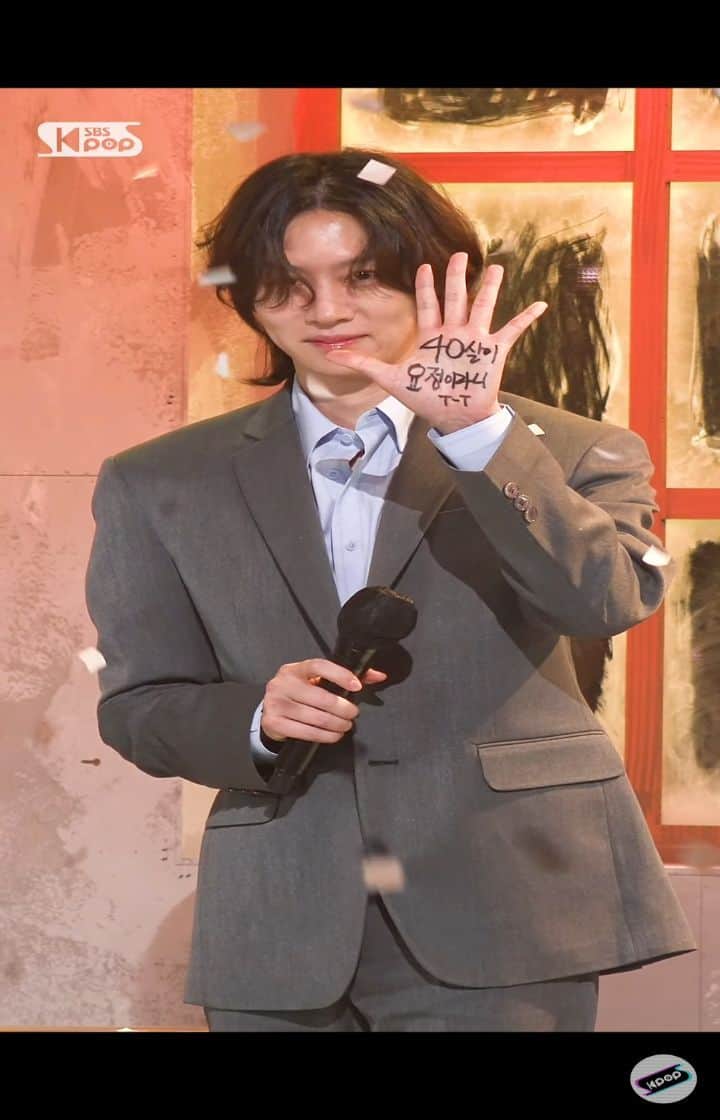 ヒチョルのインスタグラム：「불혹의 요정 김희철이 데뷔한지 벌써 17년이 지났네요💙🌻🍒🐱  17년을 축하하는 나이 사십의 엔딩요정🧚‍♂️ . . #사랑해요김희철우유빛깔김희철 #불혹요정 #엔딩요정」