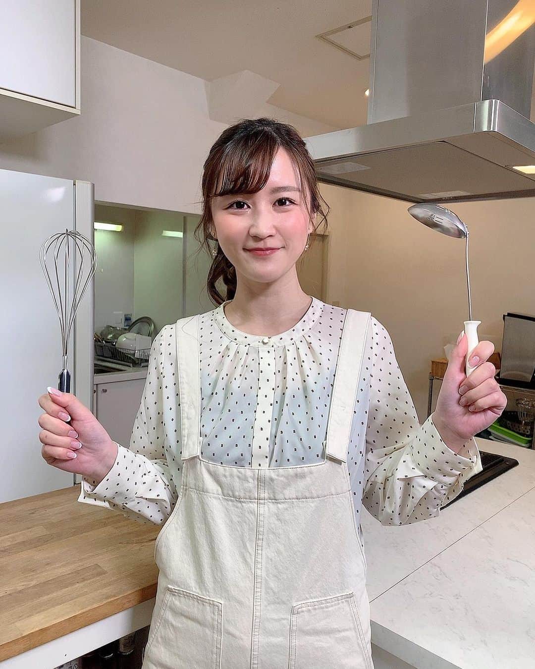 古賀文沙のインスタグラム：「・ ・ ・  最近のお仕事写真🍳 お料理コーナーの撮影でした テーマは春野菜🥬  寒暖差が激しいですが しっかり食べて乗り切りましょう  ・ ・ ・  #お仕事コーデ」