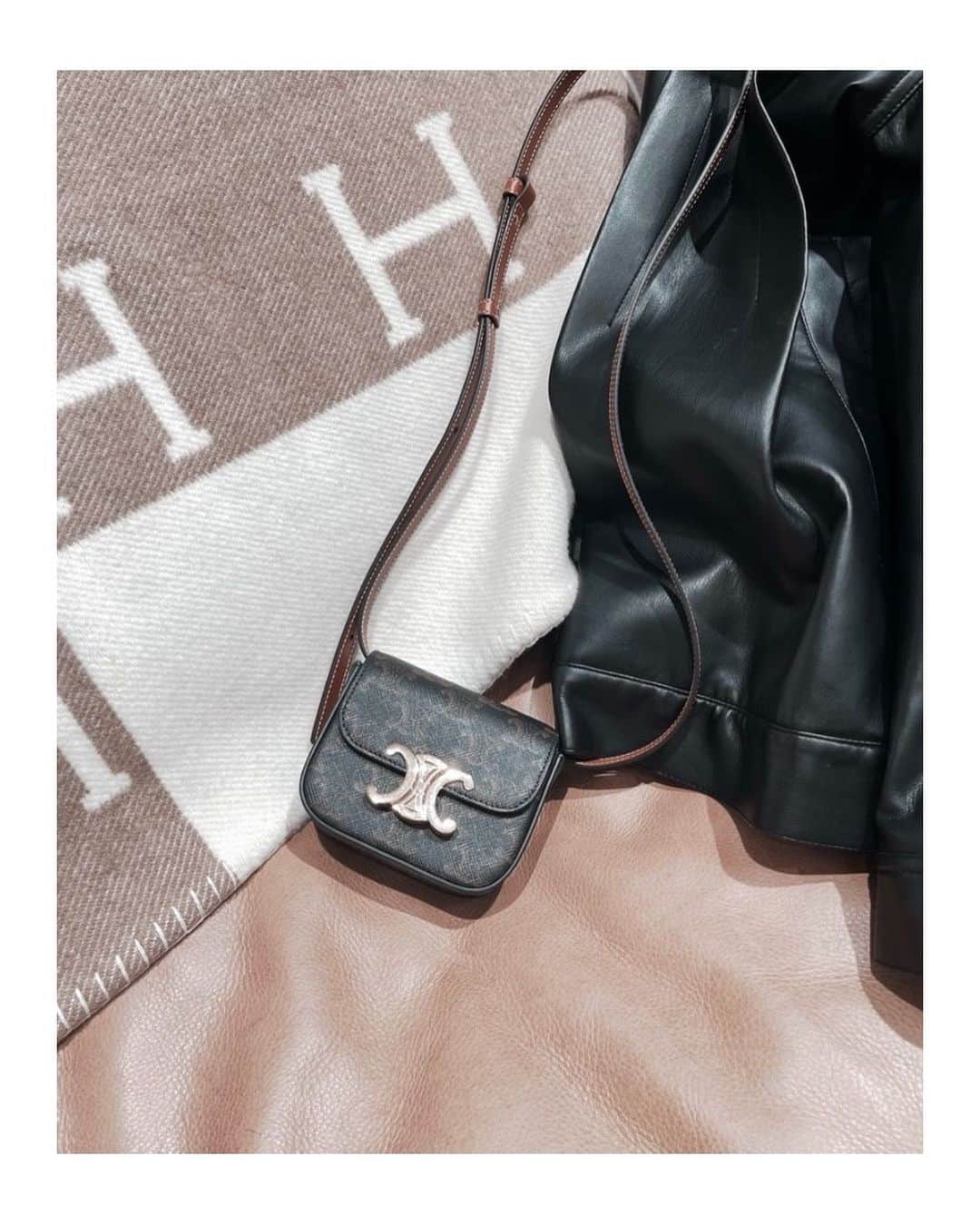 のインスタグラム：「バレンタインに🙋🏻‍♂️がくれたbag🗝🤍  ちっちゃいので、小柄な私にもフィットするからヘビロテ。」