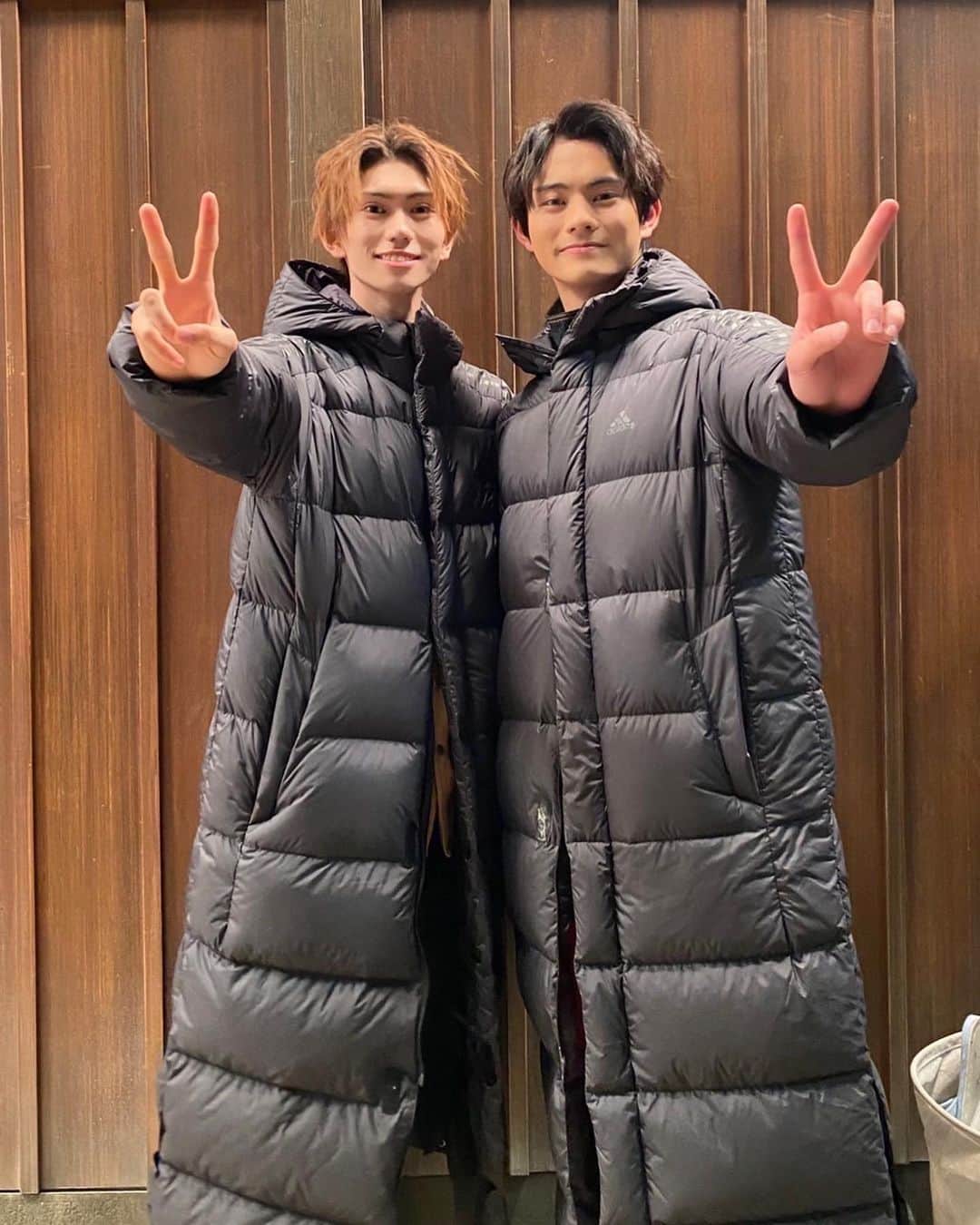 樋口晃平のインスタグラム：「「暴太郎戦隊ドンブラザーズ」 ドン一話ご視聴ありがとうございました！  桃井タロウいかがでしたか？？ これからもお供達と共に物語がとても面白く進んでいきます！  これからも宜しくお願い致します！  そして「仮面ライダーリバイス」 けんちゃんとのツーショットで 随分2人であっためていたお写真です。笑  これからのニチアサを盛り上げられるよう頑張ります！！  #仮面ライダーリバイス  #暴太郎戦隊ドンブラザーズ  #樋口幸平  #前田拳太郎」