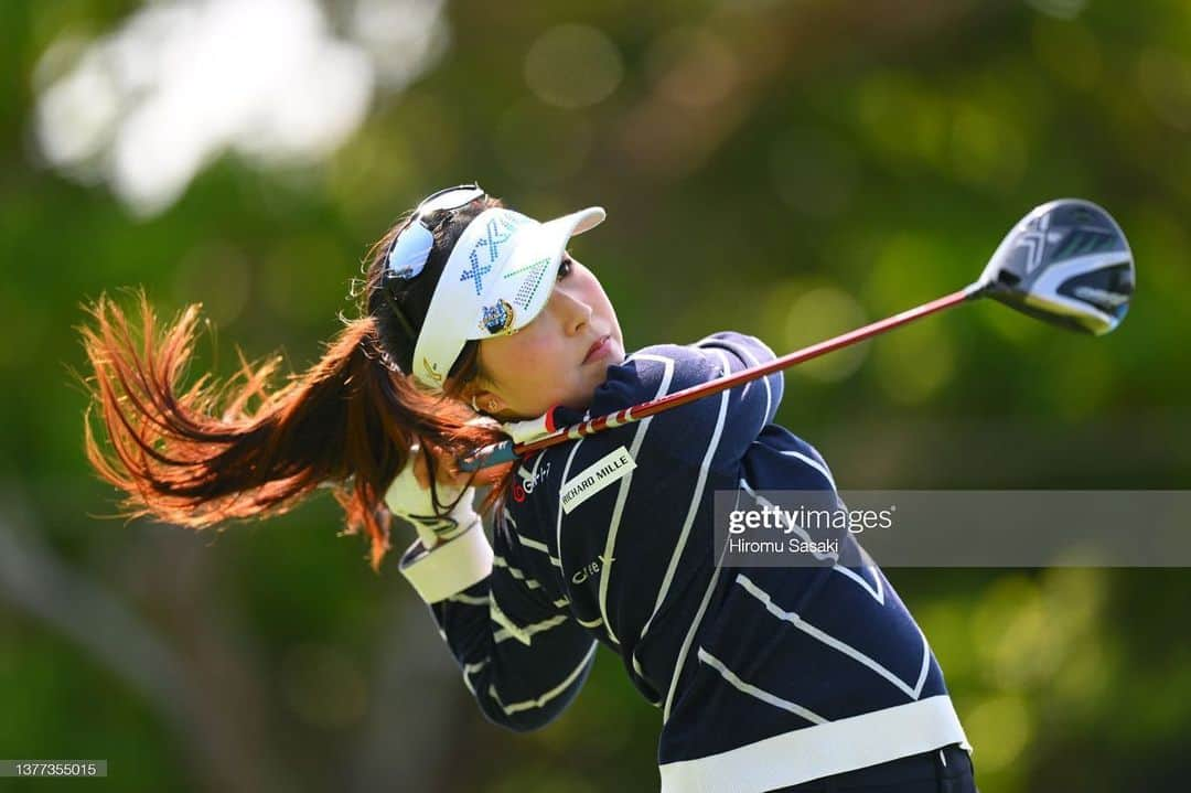 青木瀬令奈さんのインスタグラム写真 - (青木瀬令奈Instagram)「. 2022開幕戦⛳️ 応援ありがとうございました😊🙇‍♂️ #ダイキンオーキッドレディス  #琉球ゴルフ倶楽部  . ショットの調子は 大西コーチ( @shota.ohnishi ) のおかげで良くなり 開幕間に合って良かったー！！🥺 と思っていましたが ショートゲームに手こずり うまく流れに乗れず、、、😂 . でも、2日目の途中5オーバーから 1まで戻せたのは成長したなと 思える開幕戦でした🥺🙏 . 沖縄まで応援しにきてくれた皆さん サポートしてくれた皆さん ありがとうございました🙏🙇‍♂️ また来週に向けて調整します！🔥 . くみさん( @kumi.0402 ) こめちゃん会えてよかったぜ💙 . #JLPGA  #golf  #ゴルフ #開幕戦　 #沖縄　 #感謝」3月6日 18時31分 - serenaaoki_official