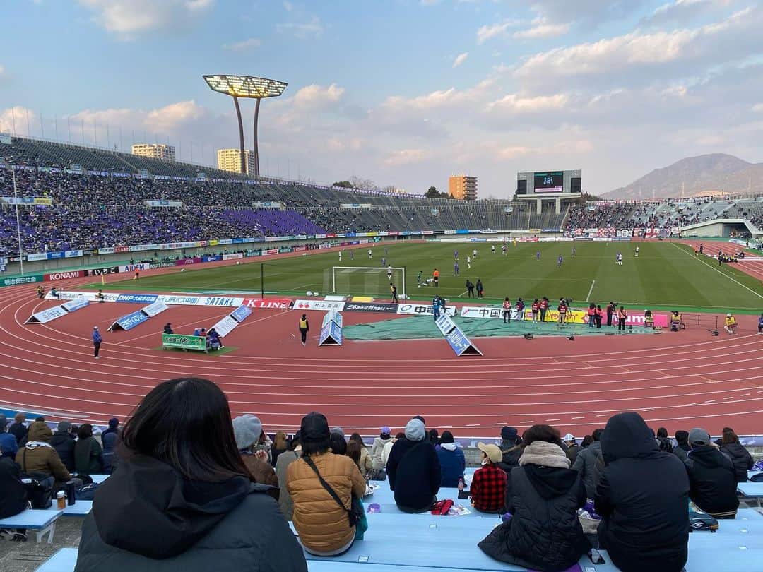 奥本陽菜のインスタグラム：「#サンフレッチェ広島 の応援に行ってきました💜⚽️ ・ ・ ・ ・ 寒すぎて完全防備の寒さ対策してました笑 ・ ・ ・ でもそんな寒い中選手の皆さんはすごくパワフルにプレイしていらっしゃって凄すぎました😚😚😚 ・ ・ ・ ちゃんとフォトブースでも写真撮れて満足です✌️そして青山選手のほっぺ触っちゃいました🤫🤫🤫」