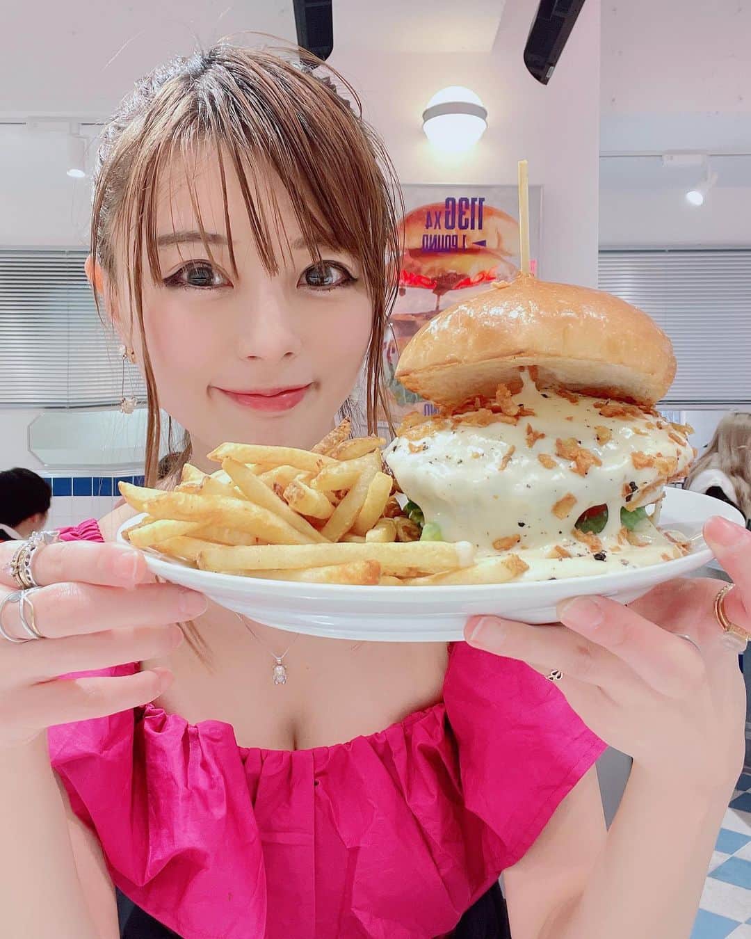 satomiさんのインスタグラム写真 - (satomiInstagram)「🌸🍔👗 ・ 今日は（@shein_japan）のワンピ で春コーデでお出かけ💕 ・ 大好きなハンバーガーランチ🍔 📍渋谷の【Blue Star Burger Gourmet 113】だよ！！ ・ ブルーチーズスターセット🍔 うま🤤リピしたいお店増えた！ オススメあったら教えてください🤭  ・  🔻SHEIN Spring saleだよ📣🔻  ✼••┈┈┈┈┈••✼ 📣今シーズンのトレンドアイテム、更にお得な価格でゲット📣  🎈Coupon Code：spring3503  (extra 15%~20% off, valid until 3/31)  ・ 買い上げ金額1～5,999円まではセール価格より15%OFF、6,000円以上は20%OFF💰（4月15日まで） ・ ✼••┈┈┈┈┈••✼  @shein_japan @sheinofficial #SHEINspringsale #SHEIN #SHEINpartner #ad #今日のコーデ #OOTD @bluestarburger_s #bluestarburgergourmet113  #ブルースターバーガー  #ハンバーガー   #ハンバーガー巡り  #ハンバーガー部 #ハンバーガー女子  #ハンバーガー好きな人と繋がりたい  #🍔  #ハンバーガーランチ #渋谷グルメ  #渋谷カフェ」3月6日 18時39分 - saatoomii47