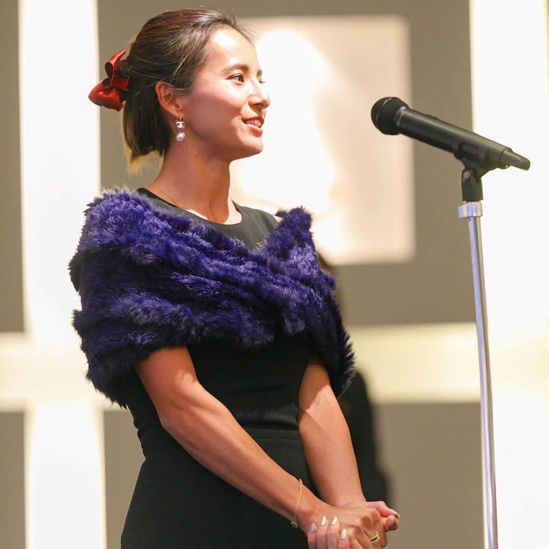 佐野千晃のインスタグラム：「⁡ 友達の結婚式の友人スピーチでの一コマ ⁡ なんだこの腕のバキバキ具合wwwww ⁡ 体育の先生みたいwwwwww ⁡ #natural #healthy #good #gilrs #gilr #cool #cute #ooted #selfie #self #face #スポーツ女子 #スポーツ #笑顔 #ひまわり #結婚式 #結婚 #ドレス #バキバキ」
