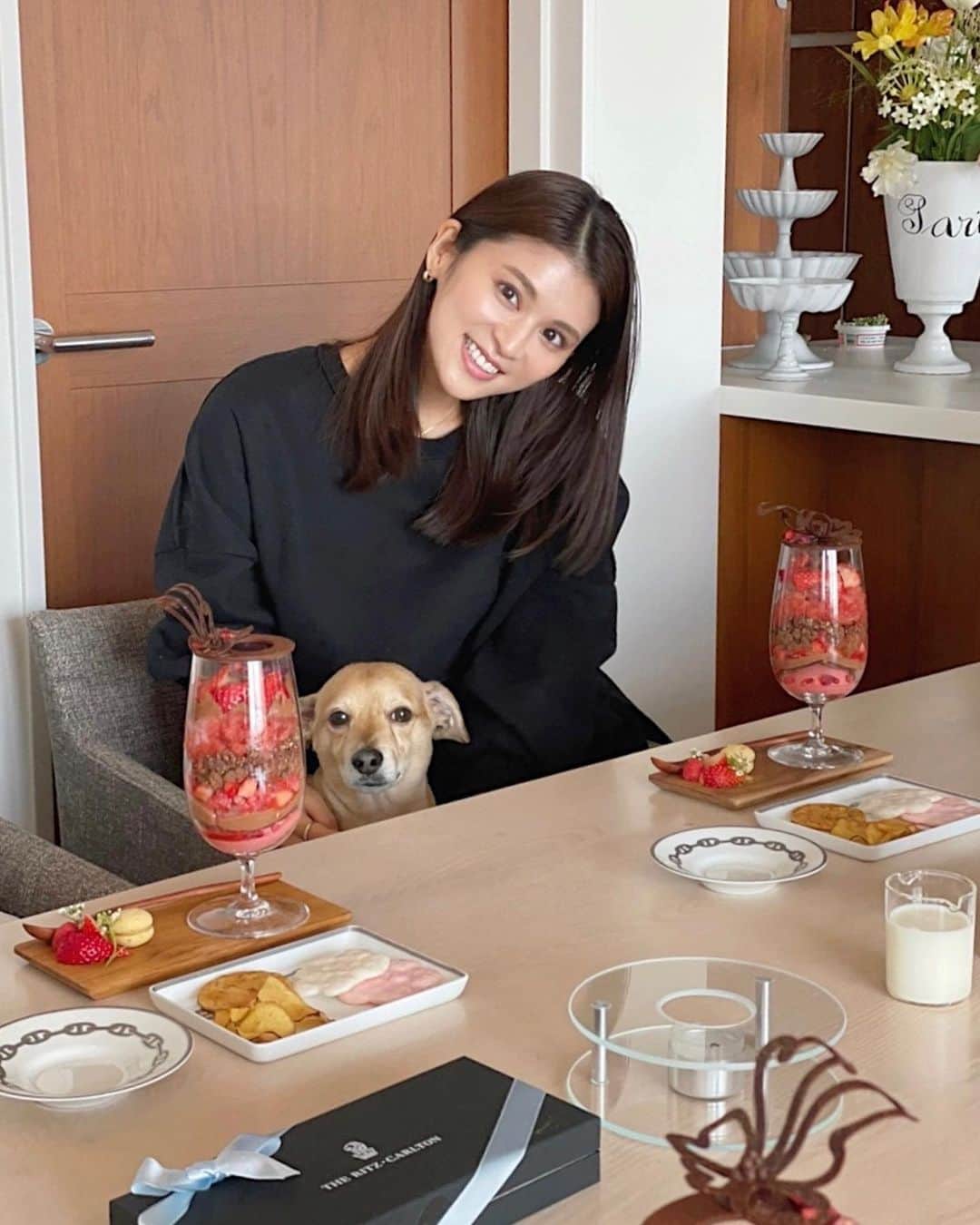 のインスタグラム：「ギルトフリーでとっても美味しい ヴィーガンパフェいただきました🍓✨  美食家の @aaa.6363 ちゃんが応援しているパリのパティシエ @yummy_kondo さんが目の前で作ってくれたの🥺🤍  *Mousse aux fraises avec framboise (いちごムース,フランボワーズ入)  *Crème au chocolat(チョコクリーム)  *Crumble de cacao(カカオクランブル)  *Crunch  chocolat (チョコクランチ) キヌア、フリーズドライいちご、アーモンド入り。  *Granité de fraise avec vin blanc (いちごと白ワインのグラニテ)  *Fraises fraises(新鮮なとちおとめDX)  *Sorbet de chocolat(チョコレートアイス)  *Biscuit de cacao(カカオのビスキュイ)  *Raw chocolat(ローチョコレートの飾り)  もちろん全てグルテンフリー👏🏻 動物性のものも一切使用されていないの。 ローチョコレートは食物酵素が生きている47度以下で加工・調理したもので、身体にとても良いチョコレート🍫  ランチ直後でもペロリでした🤤🌸  幸せ時間。楽しくって時間が足りなかった😂♡♡  #美スイーツ #ヴィーガンスイーツ」