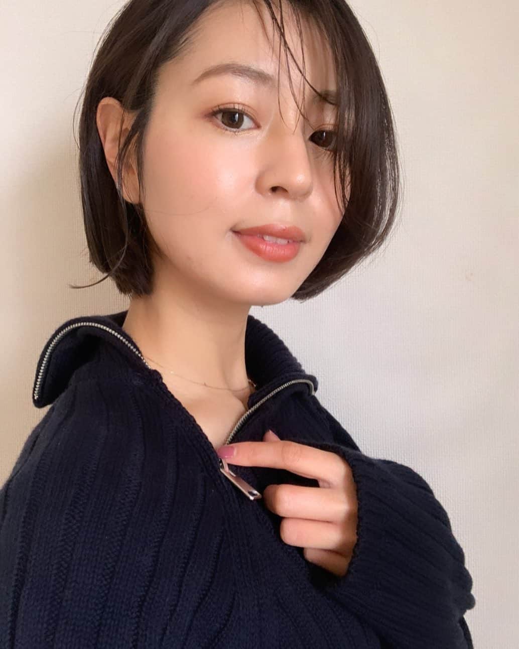 のインスタグラム：「. また切っちゃいました。笑  今回は友達におすすめしてもらって Francescaの羽原さんにお願いしました✂︎  こっちの方が自分らしい気がしてお気に入りです🧸  あ、でもショートって男性うけはあまりよくないのでしょうか。笑 女の子達からはなかなか評判よくて嬉しかったな🥰  #ショートヘア#ボブヘア #岡山#岡山美容室#Francesca」