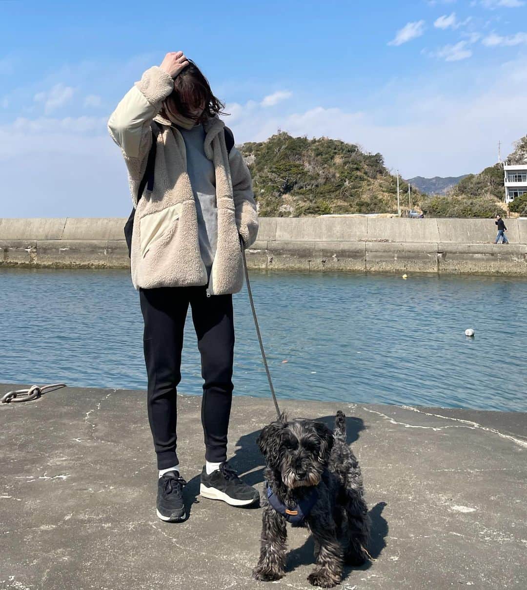 mmk__56のインスタグラム：「2022.3.6 . . がっつり冬服ですが、せっかく海で撮ってもらったので載せちゃう🐶 山登りってことで#リュックコーデ 🎒 ちと疲れたけど良いお天気で気持ち良かった〜⛰ 良かったらストーリー見てくださいまし♡ . コート… @plage_jp @woolrich  スウェットパンツ… @uniqlo  スニーカー… @nike .  #ママコーデ#ママファッション#今日の服#今日のコーデ#着回しコーデ#プチプラコーデ#シンプルコーデ#ロカリ#大人カジュアル#locari#ootd_kob#mamagirl#冬コーデ#冬服コーデ#ボアコート#ボアジャケット#プラージュ#ウールリッチ#ナイキスニーカー#ユニクロデニム#ユニクロコーデ#お散歩コーデ#犬のいる暮らし#犬の散歩#ミニチュアシュナウザー#スウェットパンツ」