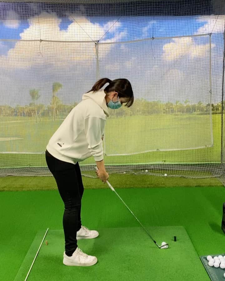 高島早百合のインスタグラム：「． 空いてる時間に練習🏌️‍♀️ ． 8アイアンとドライバー 課題はコンパクトに力強く😎 ． 体幹使ってる感じ！ ． #ゴルフ #ゴルフ女子 #ゴルフスイング #エバーゴルフスタジオ #ゴルフ練習 #ゴルフレッスン #エミリッドバハマ #アイアン #ドライバー」