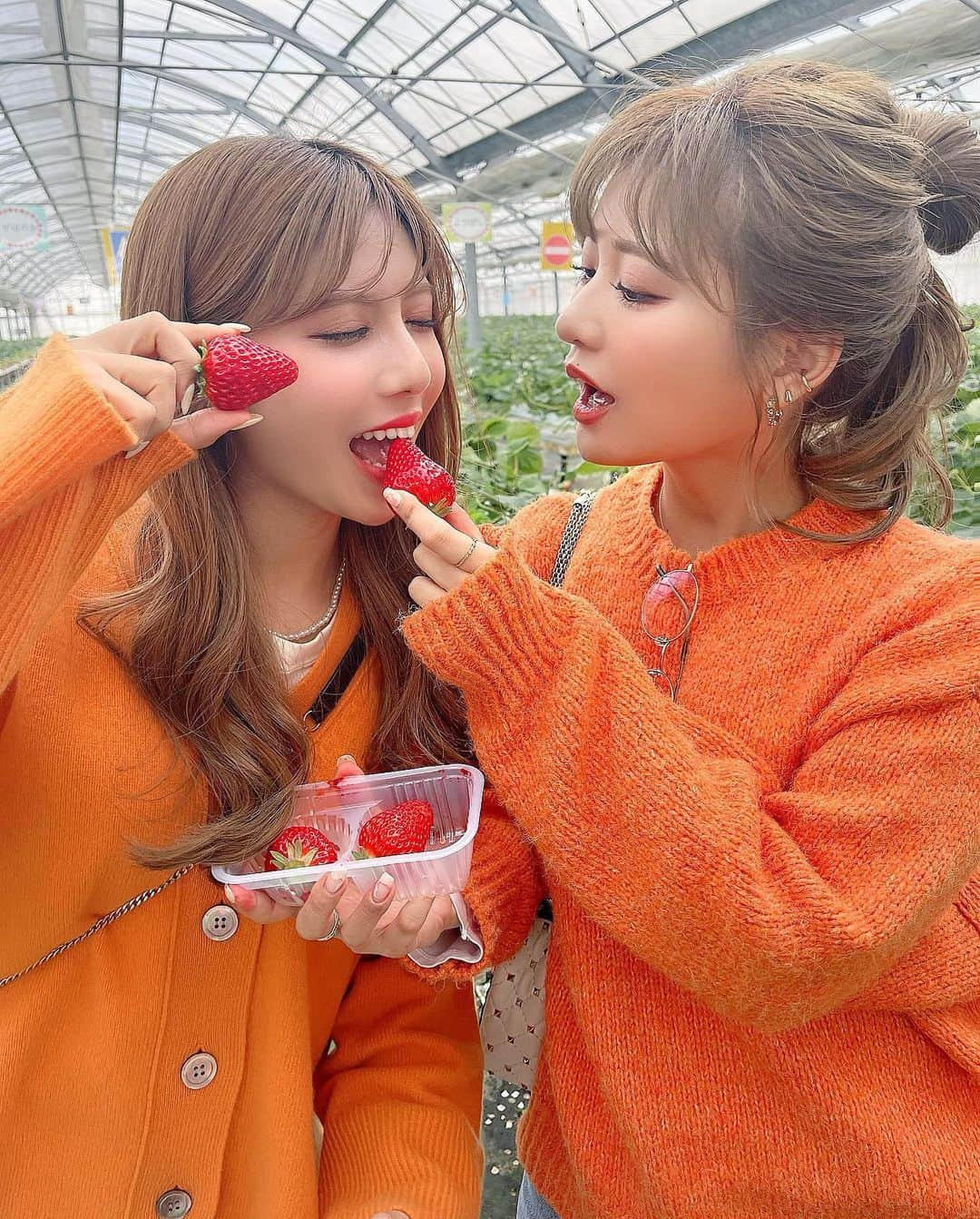 伊藤実祐さんのインスタグラム写真 - (伊藤実祐Instagram)「Love my sis 🧡🧡🧡 ⁡ リンクコーデした 🐻‍❄🐻🍓 @krk_818  #伊藤姉妹 ⁡ ⁡ 今年もなんやかんやで、いちご狩り行けた♡ ソロはまた改めて載せよ〜っと。🤳 ⁡ ⁡ ⁡ ⁡ #いちご狩り #いちご #苺 #いちごスイーツ #リンクコーデ #おそろコーデ #ペアルック #オレンジコーデ #春コーデ #春服コーデ #姉妹 #姉妹コーデ #姉妹リンクコーデ #姉妹お揃い #イエベ #イエベ秋 #イエベ春 #イエベメイク #Nexter #ネクスター #Nextercreatist #伊藤実祐 #いとうみゆ #みゆちゃい ⁡ ⁡ ここのいちご狩り めっちゃ粒が大きかったし、品種も多かった🤤  ⁡#いずみ小川いちご農園」3月6日 19時35分 - miyu.61