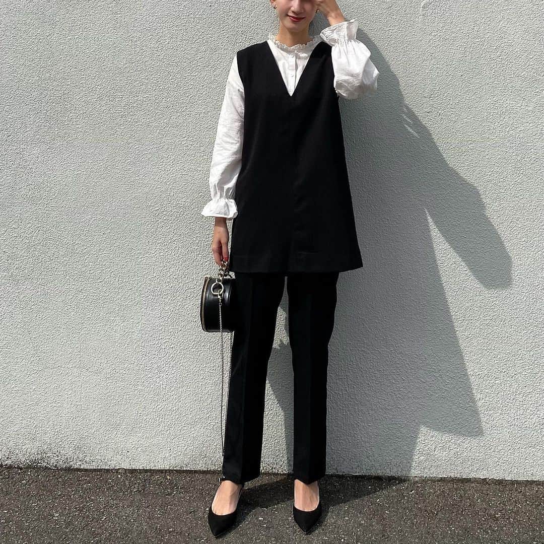 のインスタグラム：「またまたモノトーン🖤🤍  Vネックのノースリーブチュニックにストレートパンツを合わせてセットアップな感じに🥰  パンツは後ろにスリットが入ってるデザイン✨  黒のパンツいくつも持ってるけれどさ太さや長さデザインもそれぞれ違う☺️☺️  tunic.bottom. @reedit_official #reedit  (パンツはMTサイズをはいてます) blouse. #urge : shoes. #fabiorusconi   . . #today#code#ootd#outfit#fashion#今日の服#コーデ#ファッション#大人女子#プチプラ#プチプラコーデ#モノトーン#リエディ#リエディスタ」