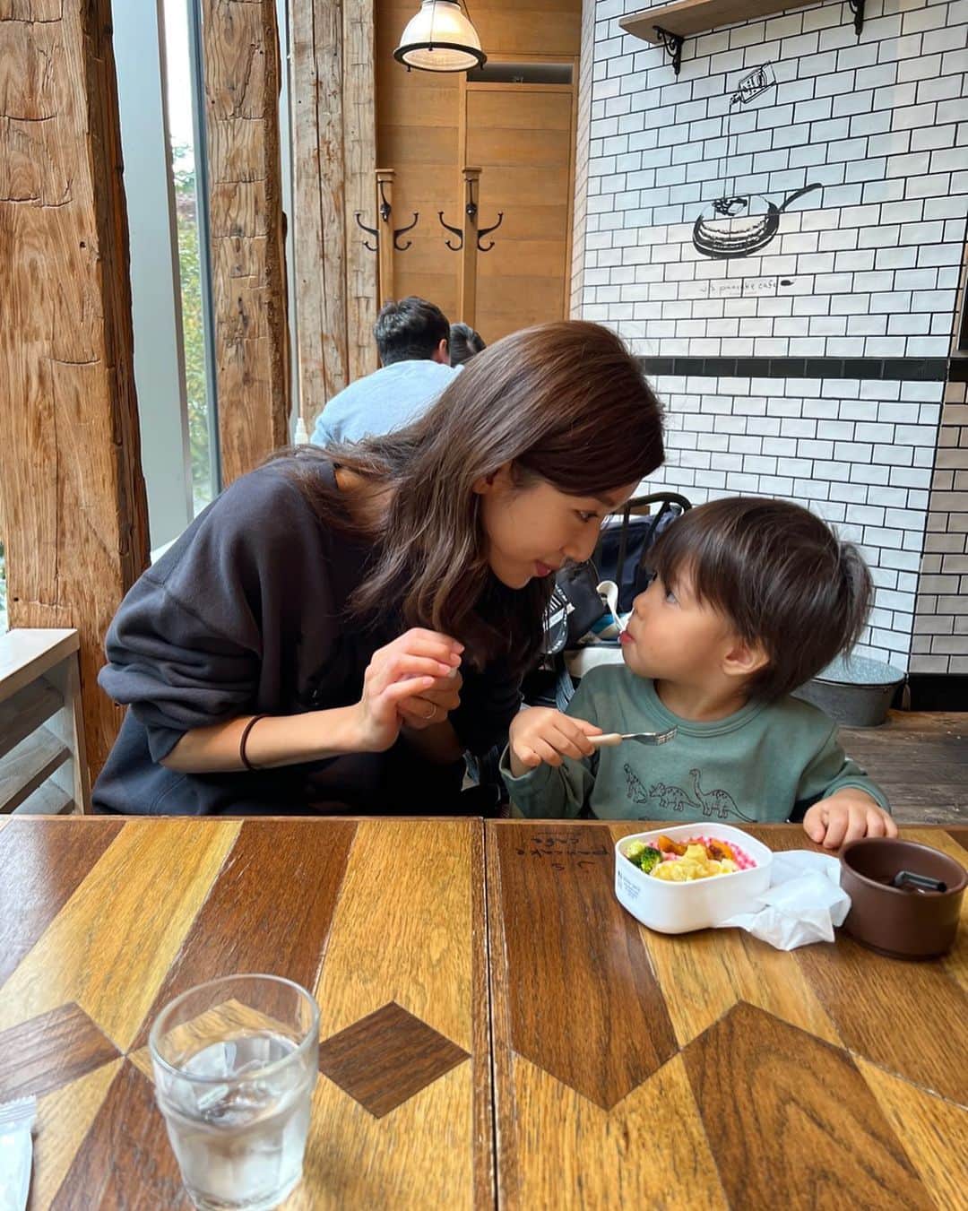 赤谷奈緒子のインスタグラム：「ご報告です…☺︎ . 夫の転勤で今回名古屋に引越してきました♡ . 引越しはバタバタすぎて大変でしたが😨、なんとか引越しでき1週間が経ちました😲w . . 名古屋はお仕事でしか来たことなく 土地勘は0️⃣ですが... 引越してきたということで 色んなところへ行って楽しみたいと思います☺︎💕 . . お仕事は続けて行こうということになり、 お仕事関係者の皆様、今後ともよろしくお願い致します🙇‍♀️💕 . . #名古屋#名古屋市民#新しい事もなにか始めようかな#男の子ママ#男の子#2歳1ヶ月#イヤイヤ期 #いつかの写真 📸」