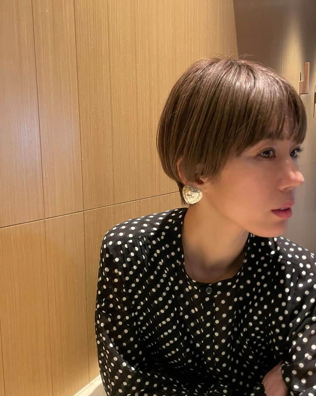 正中雅子のインスタグラム：「最近、久しぶりに前髪厚めにして顔周りにもかかるように プチイメチェン中☺︎  これでも髪が伸びてきてて笑 この機会に。ボブにしてみよかな？って @lewes_yura さんと話してる✂︎  ブリーチしてから髪の毛の調子よくてカラーして1ヶ月でも赤みも出なくてストレスフリー♡  そんで、久しぶりにラグジュアリーホテルに宿泊したら肌綺麗に見えるライトで嬉しくなった笑😇(現実は違うけどw)  POPUP前やし、フェイスラインの緩みとか保湿とか頑張りたい気持ち♡🙃  #ショートへア」