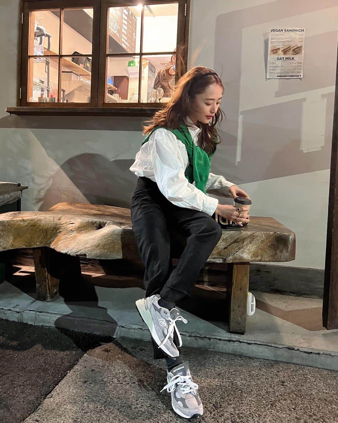 近藤千尋のインスタグラム：「衣装の写真が続いていたので お仕事合間に撮ってもらいました📸💓 風がびゅんびゅんでした。🍃笑  巻き髪にスニーカーって カジュアルになりすぎないから好きです❤️  @fendi  ニューバランスは、992🤍🤍」
