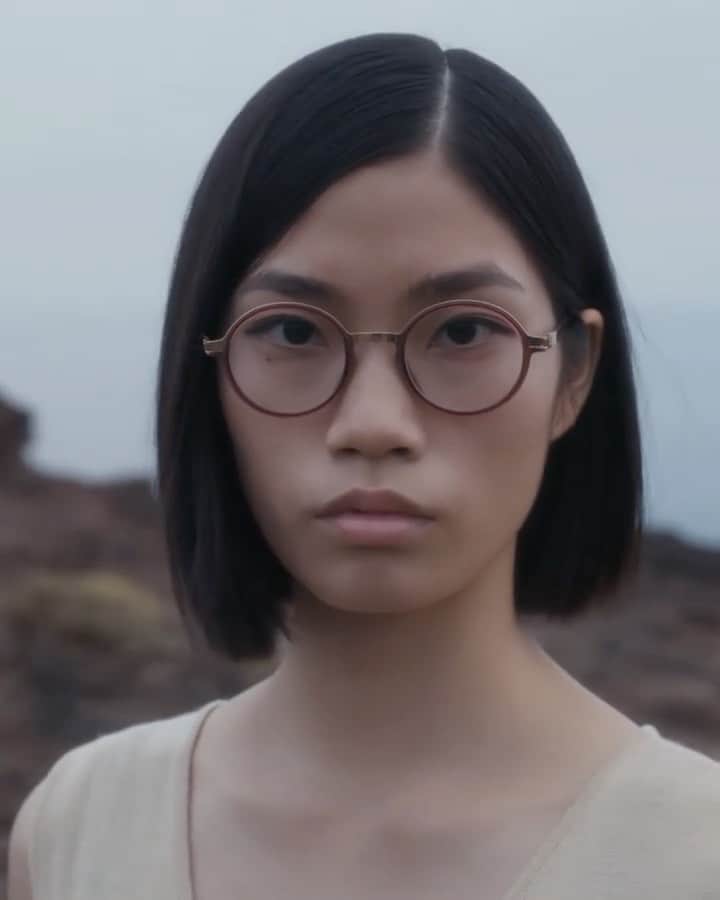 のインスタグラム：「MYKITAデザインの特徴である洗練された表面と色構成が見事に表現されたこちらのモデルはDAYO Champagne Gold/Pine Honeyです。  True headturner – optical model DAYO in Champagne Gold/Pine Honey beautifully demonstrates the refined surface and colour composition of signature MYKITA design.  __  #mykita  #handcraftedhightech」