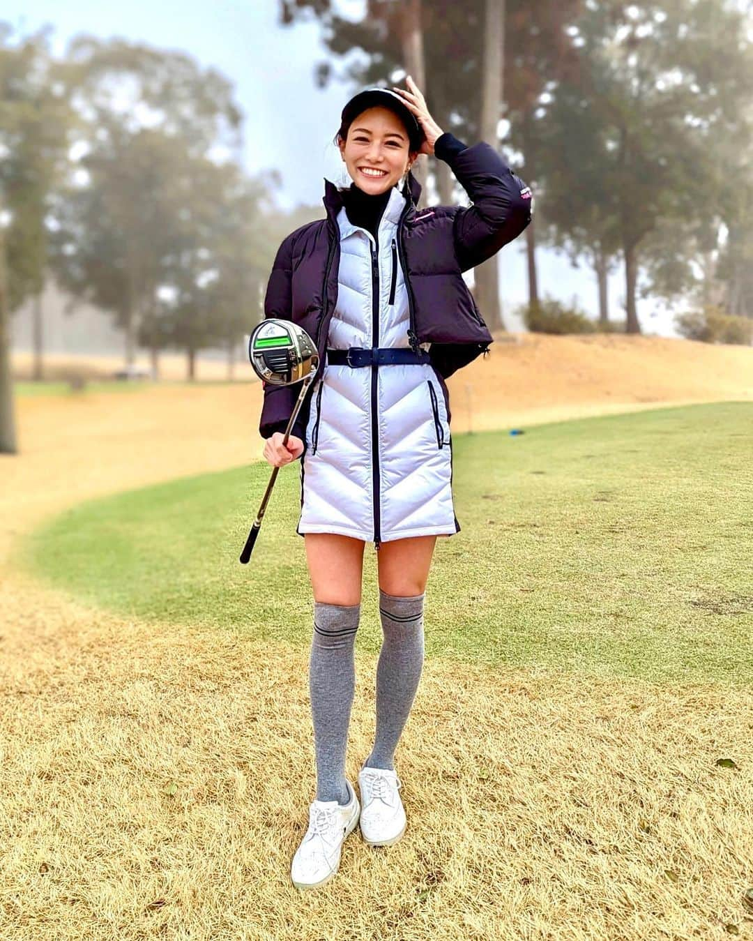 石井里奈さんのインスタグラム写真 - (石井里奈Instagram)「こんばんは💕 2ヶ月ぶりのゴルフへ🏌️‍♀️✨ 行く前に @akb_golf_st で練習を重ねていってたので、100切りする気満々で行ってたのですが、スランプに🤣⭐️ . いろいろ頭で考えすぎちゃって右に行っちゃったり、トップしちゃったり🤣😭逆に何も考えず力を抜いて打ったらうまく行ったり笑 ただ久々に120叩いてしまったので落ち込みました笑　ゴルフあるあるらしい！乗り越えて頑張るぞ！！笑 . golfwear... @cpggolf_official  socks&shoes&gear... @callawayapparel_japan  . まだとっても寒かったので、届いてからずっと着れてなかったダウンワンピースにダウンで✨ ちなみにこの日人生で初めてかなりの花粉症になって大変でした！本物の花粉症ってこんなに辛いんだ！と実感🥺 . 3月ゴルフの予定入ってるのでまた対策しないと！！ 自分はまだならない！と私みたいに油断してる方、なる時を考えて準備はしとくといいかもです👍🤣 . 明日からもまた頑張ろうね❤️ . #りなまるゴルフ #ゴルフ女子 #golfstagram #ゴルフコーデ #ゴルフウェア #キャロウェイ #キャロウェイアパレル #callaway #callawaygolf #callawayapparel #冬ゴルフ #千葉ゴルフ #ゴルフレッスン #ゴルフスイング #ゴルフ初心者 #ゴルフ好き #ドライバーショット #ドライバー #ドライバースイング #スイング動画 #ゴルフスイング動画 #ゴルフ動画 #golfwear #golffashion #golfswing #花粉症 #花粉症対策 #cpggolf #cpgapparel #ゴルフクラブ」3月6日 20時15分 - ri7tin1025