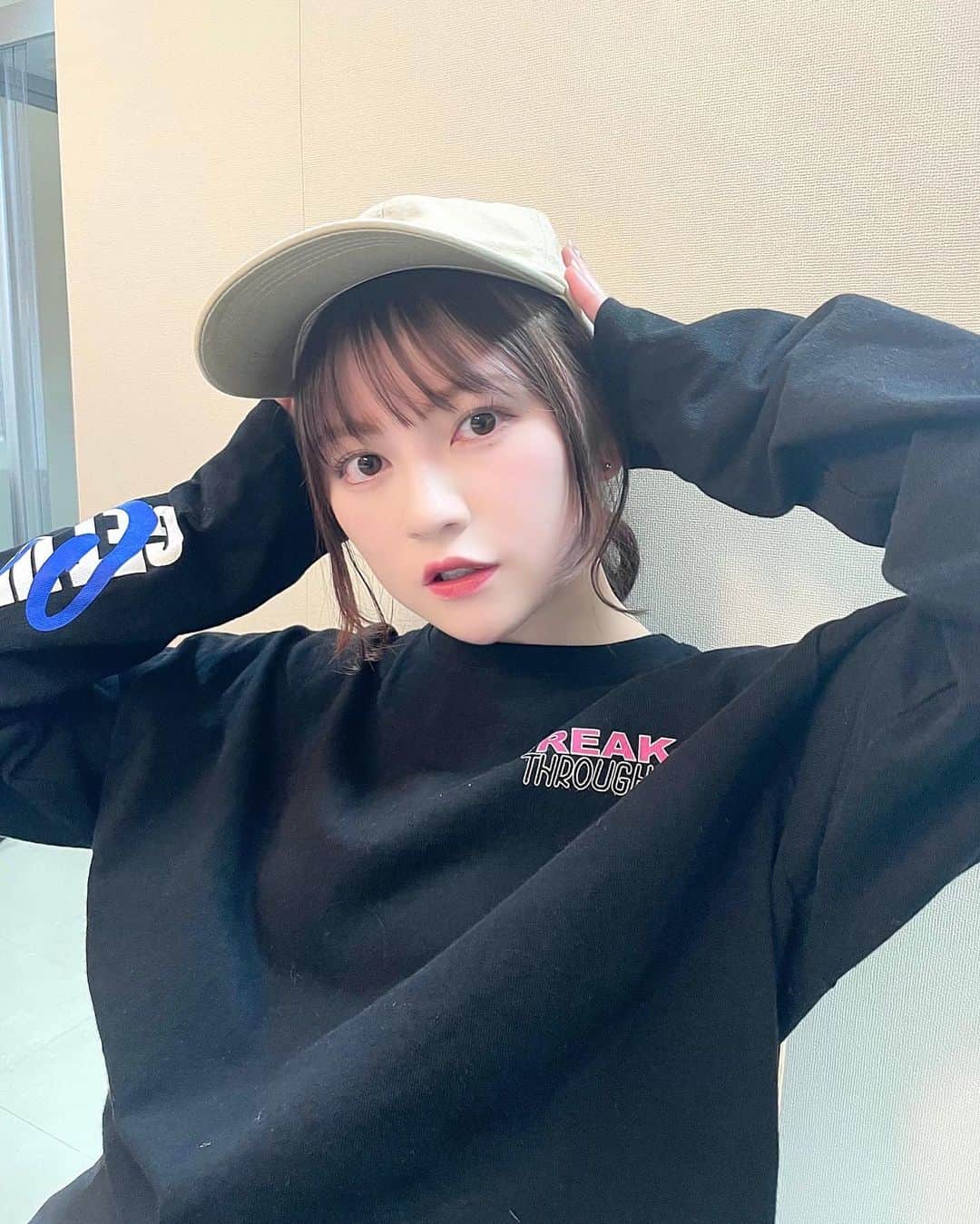 廣川奈々聖のインスタグラム：「ライブ終わりの私 🐈 🌷 ⁡ カジュアルな感じも好き〜！¨̮  ⁡ ⁡ ⁡ #今日のコーデ #私服 #キャップコーデ #ootdfashion #photooftheday」