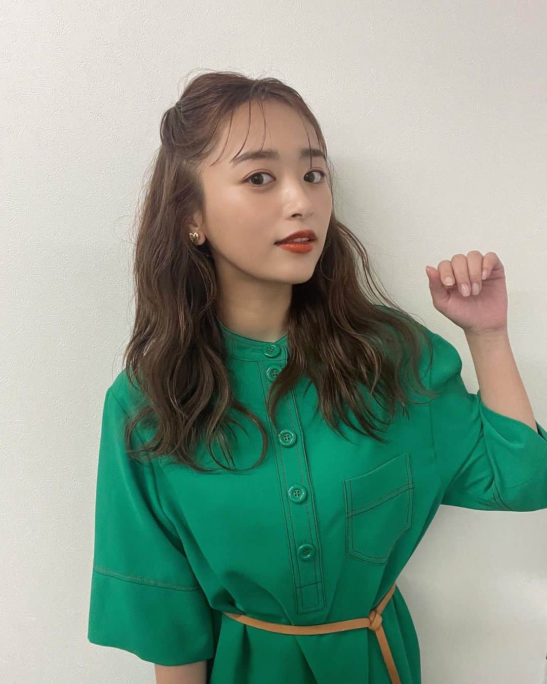 近藤千尋のインスタグラム：「#ななにー お久しぶり生放送でした📺❤️ ありがとうございました❣️ メルカリ企画でとっても楽しかった✨✌️ 私服も衣装もグリーンだなぁ🟢笑 髪の毛伸びてきたから くるくるにしてもらったよ🤍 ピンでアレンジしてもらってるんだ✌️  ウェア、シューズ @seebychloe  アクセサリー @goldy_jp  明日はスロイジ生放送でっす💕 最近、生が多いねぇ😊✨笑  #近藤千尋衣装」