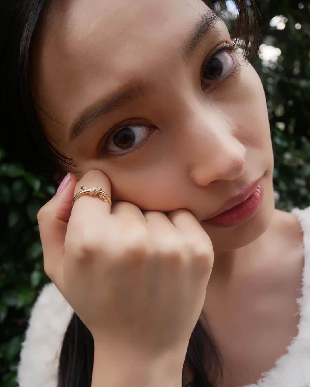 大政絢のインスタグラム：「少しづつ春らしくなってきて、 ファッションも春っぽくアップデートしました🌸  Tiffany Knotのリングは、撮影で何度か付けていたのでとても気になっていました。やはり可愛い…  Knotのバングル また、チラッと見えている華奢なバイ・ザ・ヤードと合わせて☺️  春からの新生活への自分へのご褒美や、 ホワイトデーに大切な人へのギフトにも素敵ですね。  そして！ティファニーブルーのジュエリーボックスに 名前を刻印できると✨ ボックスと指輪どちらも見る度ニヤニヤしながらパワーをもらっています☺️  @tiffanyandco #tiffany」