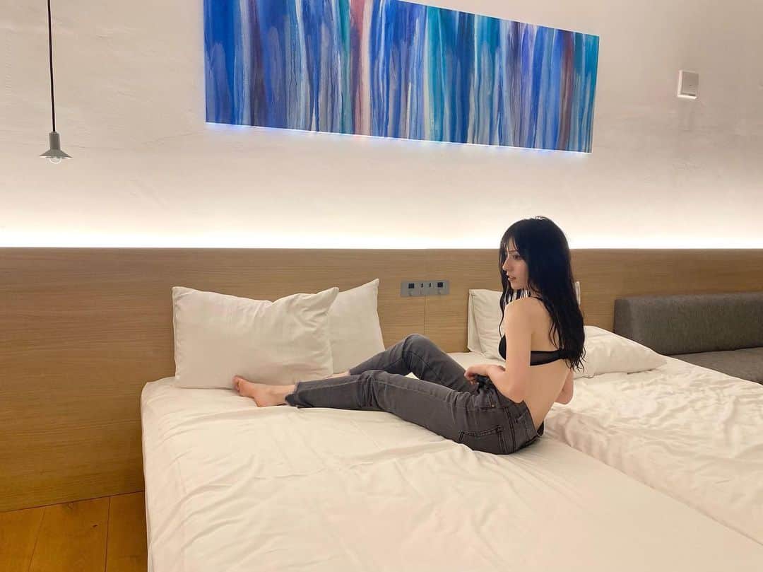 吉井美優のインスタグラム：「. 写真集のオンラインイベントが 3月12日（土）にあります 色んな特典がありますので 是非チェックして参加して下さったら 嬉しいです 🪧⚫」