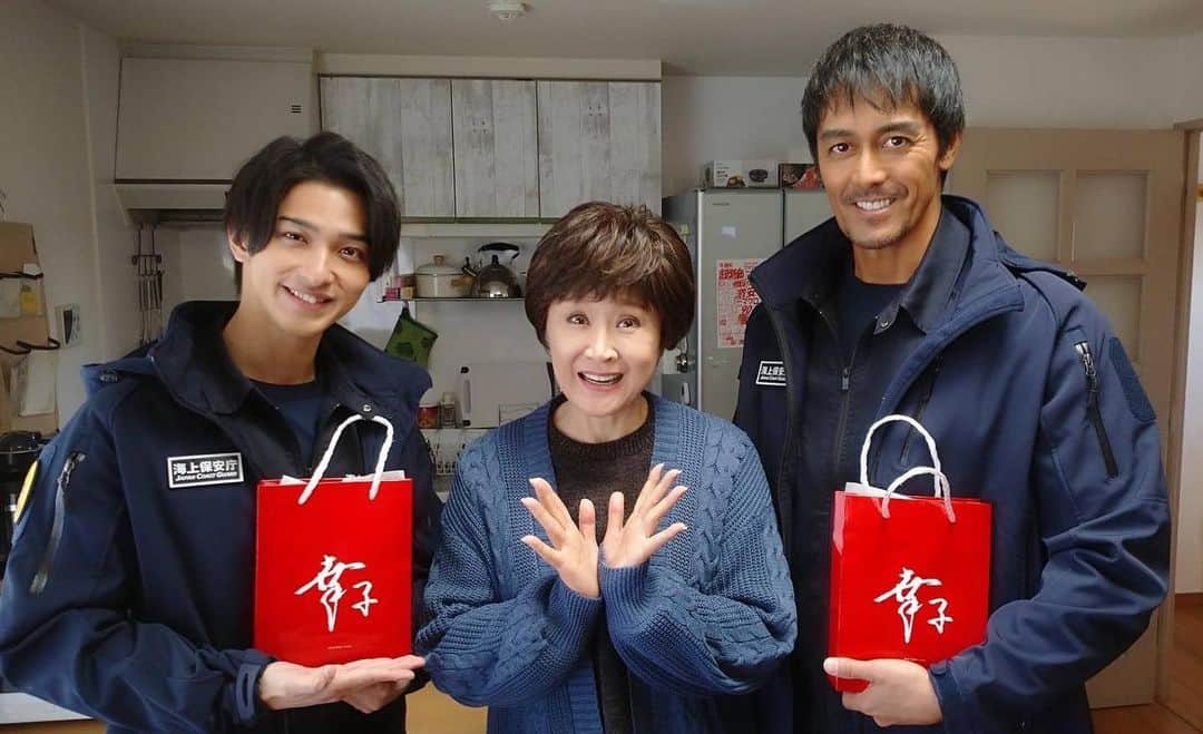 DCUのインスタグラム：「DCUオンエアまであと15分✨  第７話ゲストの #小林幸子 さんと🤳🏻♡  魚雷爆破に隠された秘密👀 黒の組織・ブラックバタフライの謎に、 いよいよDCUが挑みます🔥  忍びよる、元バディ🕶成合 寛と流星の関係にも変化が…  オンエア中はハッシュタグ #DCU、 #寛と流星 でツイートお願いします🤲🏻  DCU最終章スタートです‼️  #DCUjapan #TBS #日曜劇場 #阿部寛 #横浜流星 #中村アン #山崎育三郎 #趣里 #高橋光臣 #岡崎体育 #有輝(#土佐兄弟) #佃典彦 #春風亭昇太 #市川実日子 #吉川晃司」