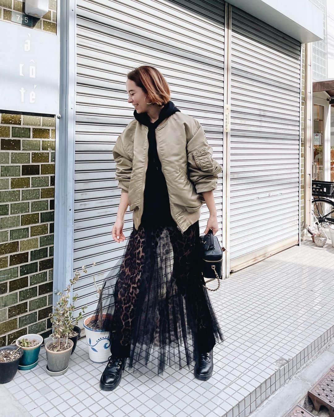 鮎河ナオミのインスタグラム：「日曜日🌳代々木上原さんぽ🍀  ナチュールワインを買いに、代々木上原にある @acote.tokyo に行ったら残念ながら閉まってたので、  近くのカレー屋さんでランチして、  ちょっと離れた場所にある別のワインショップ @grapegumbo へ✨  残念ながら、 @grapegumbo も閉まってたので🤣  めちゃくちゃ美味しい生ハムやチーズが売ってるイタリア食材のお店piattiへ🇮🇹  玉ねぎなど、他の野菜は一切入ってない、厳選された美味しいトマトだけで作られたソースをゲット🍅  『本当に美味しいトマトでソースを作るときは、甘みを足すための玉ねぎなんていらない』とお店のオーナーさんが言ってました。  トマトソース使って料理するのが楽しみ🍝  ふーふーふーふー❣️❣️❣️」