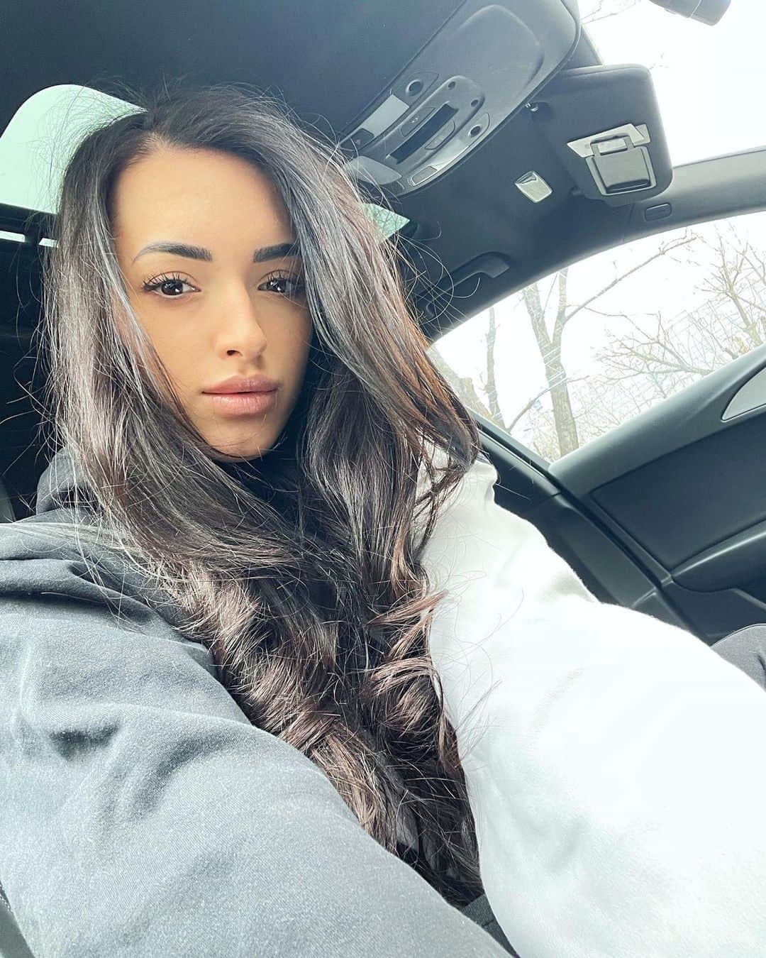 ラリサ・ヨルダケのインスタグラム：「I want warmth and peace😶‍🌫️✌🏻」