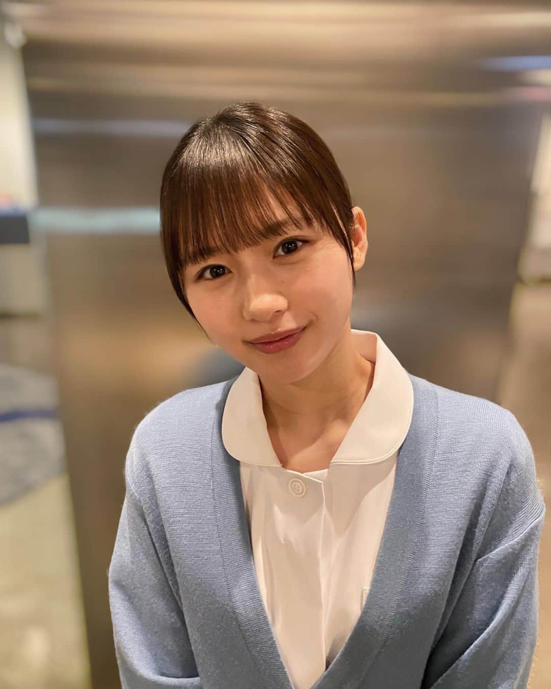 のインスタグラム：「「ドクターホワイト」第8話に出演させて頂きます。明日夜10時からの放送です。(本編では異なる色のカーディガンを着用しています)ぜひご覧ください！ #ドクターホワイト」