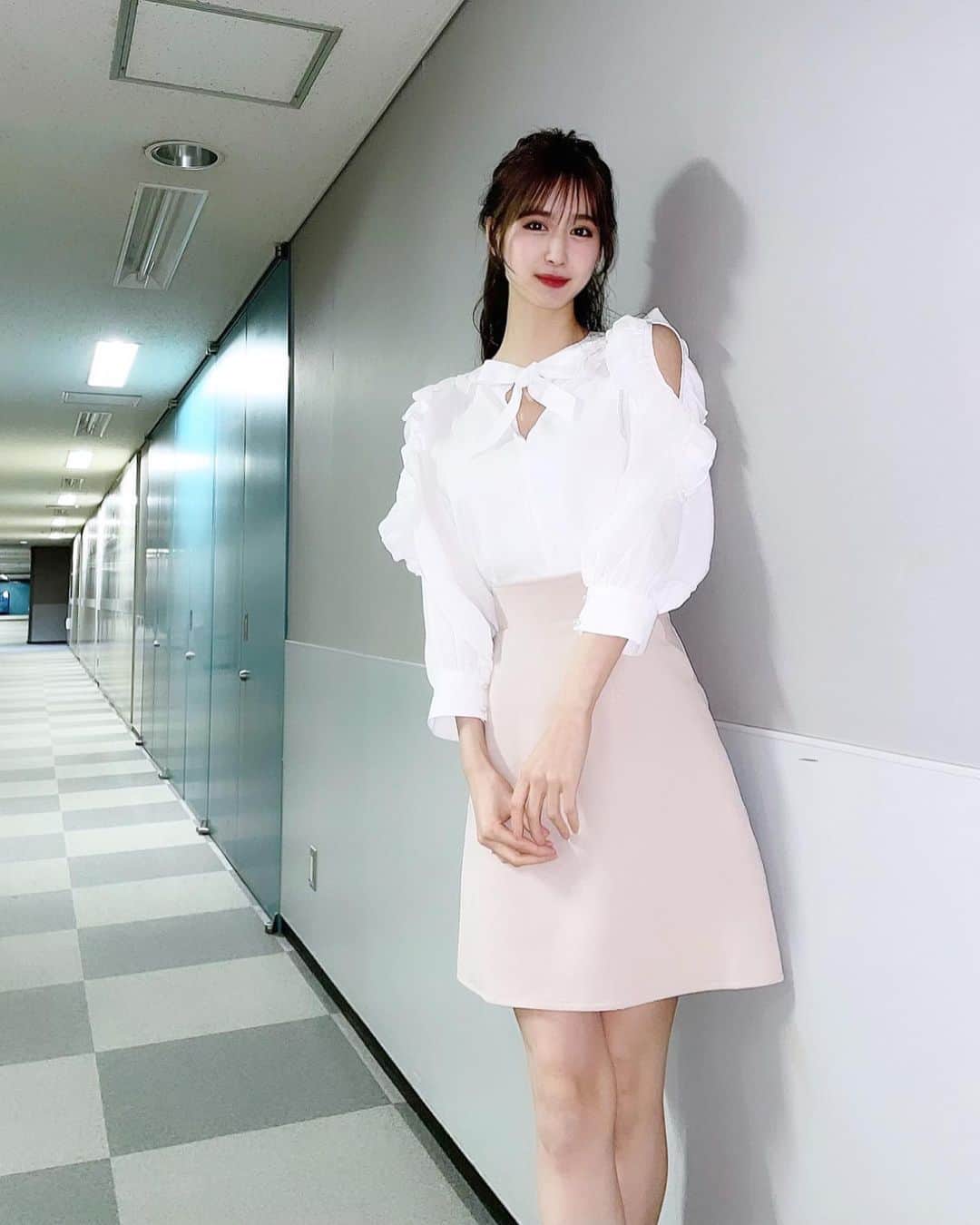 のインスタグラム：「𝐛𝐮𝐬𝐢𝐧𝐞𝐬𝐬 𝐂𝐥𝐢𝐜𝐤  また明日も宜しくお願い致します😌💐 今週はバタバタだけど頑張るぞ〜！ 皆さんも素敵な週にしてくださいね☺︎🌸  衣装は @tocco_closet さん🤍  #ビジネスクリック #BusinessClick #toccocloset #tocco #リボンコーデ #春服 #春コーデ #フェミニンコーデ #キャスター」