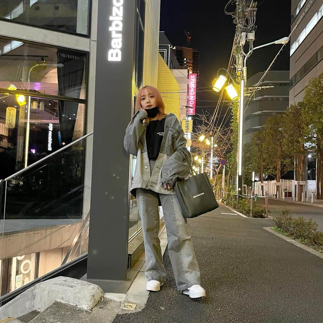 加藤愛永のインスタグラム：「最近あったかかったから セットアップ着れた〜🥺🌸 でも夜寒くて大変だった🥺 . .  #murua#murua2022ss#murua_snap #myownsetupstyle#オーバールーズノーカラージャケット #code #低身長コーデ」