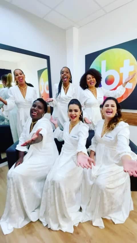 Eliana Michaelichin Bezerraのインスタグラム：「Tenho muito orgulho de vcs mulheres que transformam vidas e são inspiração para muitos no Brasil e no mundo.   Temos aqui dentistas, professoras, administradoras de empresas, que acreditaram em mim e em minha equipe para contarem suas histórias em um programa, vice líder há anos, em rede nacional.   Elas são fortes, exemplo e o valor de cada uma está na capacidade transformadora que possuem em fazer o bem, terem empatia, sororidade, solidariedade e amor ao próximo.   Tenho orgulho e satisfação em ser uma representante feminina na tv e, além do entretenimento, levar mensagens de esperança, força e fé.   Com tanta notícia ruim por aí, com tanto julgamento desnecessário, tanto desrespeito, o que mais necessitamos no momento é de acolhimento.  Mais do que um programa, sinto que tenho uma missão a cada encontro nosso, no palco ou fora dele.   Obrigada pelo carinho e confiança.   Me emociono com a nossa conexão. Vamos juntas! Unidas somos mais fortes!!!   #respeito #dignidade #representatividade #transformarvidas #unidassomosmaisfortes #juntassomosmaisfortes  #empreendedorismofeminino  #diainternacionaldamulher  #sororidade」