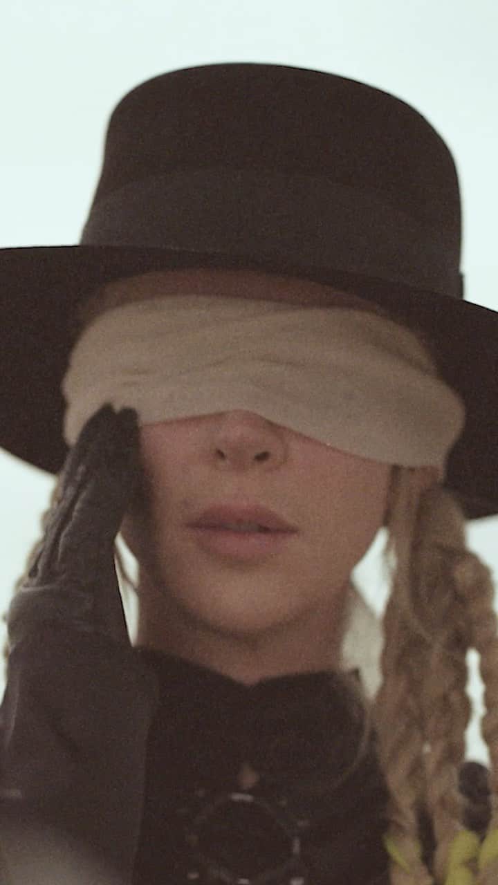 アリソン・ワンダーランドのインスタグラム：「this week…  there is a new song in town  (yes I rode a horse)  presave link in bio」
