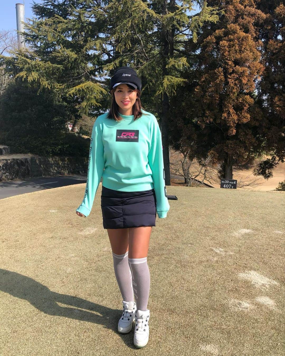 原田怜奈のインスタグラム：「おはようございます😚 この日はぽかぽかでした☺️  スイング改造も順調ですが、 意識はほんとに大事で 忘れたらすぐ戻ります😅  コメントとか見てたら クロスで悩んでる人 かなり多いと思います😔  もっと私のスイングが 完成したらどうやったか とか載せていきたいです😉  待っててください😌  今回は @cpggolf_official 様の ゴルフウェアを着用しました😚 着心地良すぎました😚😚 . . . . . #cpggolf #cpgapparel #シーピージーゴルフ #シーピージー #ゴルフウェア @cpggolf_official」