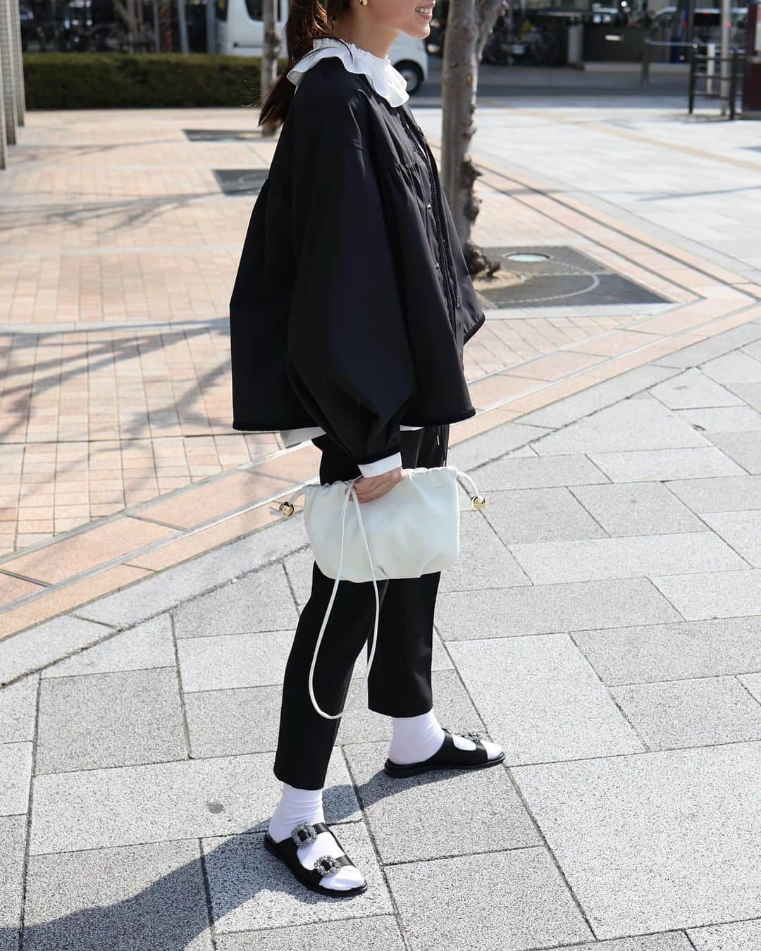 田中彩子さんのインスタグラム写真 - (田中彩子Instagram)「. 学校に行く事が増える3月4月は パンダコーデがあればやり過ごせます！🐼 . おすすめの新作 🤍Fit blouseと2Way Blouson🤍 軽くて柔らかいけれど、しっかりとハリがあるので着心地とフォルムの良さを兼ね備えた万能過ぎる春のアウター🤍 裾、前立て部分にはコーデュロイ素材を使用することで立体感を出して他のナイロンJKと差を🤍  取り外し可能の襟付きで、その日のコーディネートによって変化を楽しんでいただけます😉🤍 Fit Blouseと合わしたこの日は襟を取り外して🤍  Fit blouseはその名の通り、どんなアイテムやコーデにもフィットしてくれるアイテム⚡️ 柔らかくやや薄手のしっとりとした着心地でおうちで洗えるのでロンTee感覚で着ていただけます🌸 大ぶりな襟は可愛いけれど印象的になり過ぎて着回しても同じ印象なのがネック。 それに比べてFit blouseのちょこんと襟は大きすぎないのでほどよい印象。 着回していても同じ物ばかり着ている様には見えないはず👀🤍 後ろのちょこんとリボンも抜け目ないスタイルに早変わりポイントです✨  お手持ちのスウェットやニットの中に忍ばせてもらうだけで、お手持ちのコーデのバージョンUPも出来ます◎  今年の重ね着スタイルの強い味方になってくれること間違いなしです💪🤍  新作商品のご紹介を 明日3/8(TUE)お昼12:00〜 インスタライブにて行いますので お時間ございましたら見てください📺💓 ご質問もお待ちしております☺️  jk... @gypsohila.jpn  blouse...#gypsohila  pants...#gypsohila  sandal...#manoloblahnik  bag...#ayakobag @ayako_bag   明日3/8(TUE)22:00〜⏰⚡️ @gypsohila.jpn  新発売&再販売です🤍 ▶︎Cone One Piece Black/Blue ▶︎Frill Blouson Ivory/Black/White ▶︎Short Gillet Charcoal Grey/Cream/Brown ▶︎2Way Blouson White/Black ▶︎Fit Blouse White/Black ▶︎Salopette CharcoalGrey/Black .」3月7日 7時45分 - ayako_tanaka_