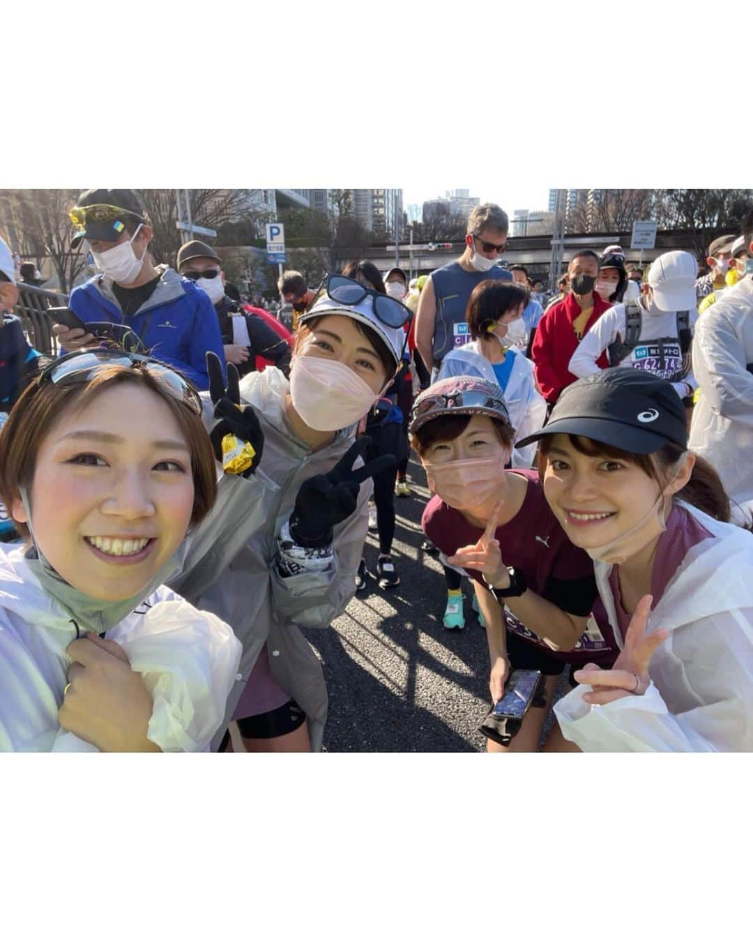 沖玲奈さんのインスタグラム写真 - (沖玲奈Instagram)「【東京マラソン2021🗼】 2週間前に急遽開催が決まり、駆け込みで追い込んで練習した東京マラソン😂😂無事終わりましたー！🏃‍♀️✨フルは気付けば2年半ぶり！ 何とか奇跡的にサブ4でゴールすることが出来ました🤣✨ 開催事態危ういとずっと思って諦めてたので、ガチで練習不足でぶっつけ本番でしたw 直前まで出場自体を悩んだくらいでしたが、滅多に出れない機会だしチャレンジして本当に良かった😫✨ ． 忙しい中沿道に来てくれた両親と旦那さん、お友達には感謝でしかないです😂✨✨(これまでは地方レースが多かったので、沿道で家族や友達に会える有り難みを強く感じた😂😂走りながらも一気に涙腺が緩んでしまったww誰かがレースに出るときは私も全力で応援したい🥺✨) アップダウンが少ない道だったこともあり、ペースを崩さずなんとか粘り抜く事が出来ました🙏✨、、 ． 脚の筋力不足はめちゃ感じたものの、敢えて上げるならw ・前日と当日の朝の食事コントロール(お酒飲まず糖質とタンパク質中心、当日はお水も飲み過ぎない) ・月最低1回は20km走 ・小まめに補給したジェル(BCAA,カフェイン,アミノ酸,ベスパ)のお陰かなと思います👻 PBではないものの、走力以外で出来ることはやったので笑、これまでの大会よりは改善できたポイント。笑 今年は特にレースの予定はないけど、キリのいいところで自分なりにいい結果を出せて自分的には大満足でした😂✨ このような事態の中レースを運営いただいた関係者の皆様に本当感謝です🙏 ランナーの皆さまお疲れさまでした！！ #東京マラソン2021 #東京マラソン #フルマラソン #サブ4 #fullmarathon #training #running #tokyo」3月6日 23時41分 - reinaoki2508