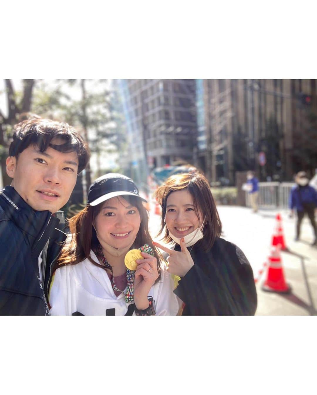 沖玲奈さんのインスタグラム写真 - (沖玲奈Instagram)「【東京マラソン2021🗼】 2週間前に急遽開催が決まり、駆け込みで追い込んで練習した東京マラソン😂😂無事終わりましたー！🏃‍♀️✨フルは気付けば2年半ぶり！ 何とか奇跡的にサブ4でゴールすることが出来ました🤣✨ 開催事態危ういとずっと思って諦めてたので、ガチで練習不足でぶっつけ本番でしたw 直前まで出場自体を悩んだくらいでしたが、滅多に出れない機会だしチャレンジして本当に良かった😫✨ ． 忙しい中沿道に来てくれた両親と旦那さん、お友達には感謝でしかないです😂✨✨(これまでは地方レースが多かったので、沿道で家族や友達に会える有り難みを強く感じた😂😂走りながらも一気に涙腺が緩んでしまったww誰かがレースに出るときは私も全力で応援したい🥺✨) アップダウンが少ない道だったこともあり、ペースを崩さずなんとか粘り抜く事が出来ました🙏✨、、 ． 脚の筋力不足はめちゃ感じたものの、敢えて上げるならw ・前日と当日の朝の食事コントロール(お酒飲まず糖質とタンパク質中心、当日はお水も飲み過ぎない) ・月最低1回は20km走 ・小まめに補給したジェル(BCAA,カフェイン,アミノ酸,ベスパ)のお陰かなと思います👻 PBではないものの、走力以外で出来ることはやったので笑、これまでの大会よりは改善できたポイント。笑 今年は特にレースの予定はないけど、キリのいいところで自分なりにいい結果を出せて自分的には大満足でした😂✨ このような事態の中レースを運営いただいた関係者の皆様に本当感謝です🙏 ランナーの皆さまお疲れさまでした！！ #東京マラソン2021 #東京マラソン #フルマラソン #サブ4 #fullmarathon #training #running #tokyo」3月6日 23時41分 - reinaoki2508