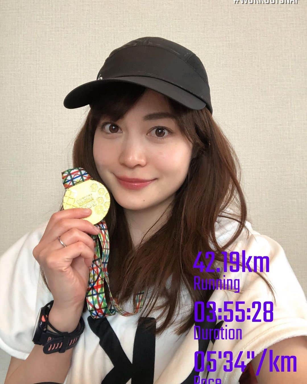 沖玲奈のインスタグラム：「【東京マラソン2021🗼】 2週間前に急遽開催が決まり、駆け込みで追い込んで練習した東京マラソン😂😂無事終わりましたー！🏃‍♀️✨フルは気付けば2年半ぶり！ 何とか奇跡的にサブ4でゴールすることが出来ました🤣✨ 開催事態危ういとずっと思って諦めてたので、ガチで練習不足でぶっつけ本番でしたw 直前まで出場自体を悩んだくらいでしたが、滅多に出れない機会だしチャレンジして本当に良かった😫✨ ． 忙しい中沿道に来てくれた両親と旦那さん、お友達には感謝でしかないです😂✨✨(これまでは地方レースが多かったので、沿道で家族や友達に会える有り難みを強く感じた😂😂走りながらも一気に涙腺が緩んでしまったww誰かがレースに出るときは私も全力で応援したい🥺✨) アップダウンが少ない道だったこともあり、ペースを崩さずなんとか粘り抜く事が出来ました🙏✨、、 ． 脚の筋力不足はめちゃ感じたものの、敢えて上げるならw ・前日と当日の朝の食事コントロール(お酒飲まず糖質とタンパク質中心、当日はお水も飲み過ぎない) ・月最低1回は20km走 ・小まめに補給したジェル(BCAA,カフェイン,アミノ酸,ベスパ)のお陰かなと思います👻 PBではないものの、走力以外で出来ることはやったので笑、これまでの大会よりは改善できたポイント。笑 今年は特にレースの予定はないけど、キリのいいところで自分なりにいい結果を出せて自分的には大満足でした😂✨ このような事態の中レースを運営いただいた関係者の皆様に本当感謝です🙏 ランナーの皆さまお疲れさまでした！！ #東京マラソン2021 #東京マラソン #フルマラソン #サブ4 #fullmarathon #training #running #tokyo」