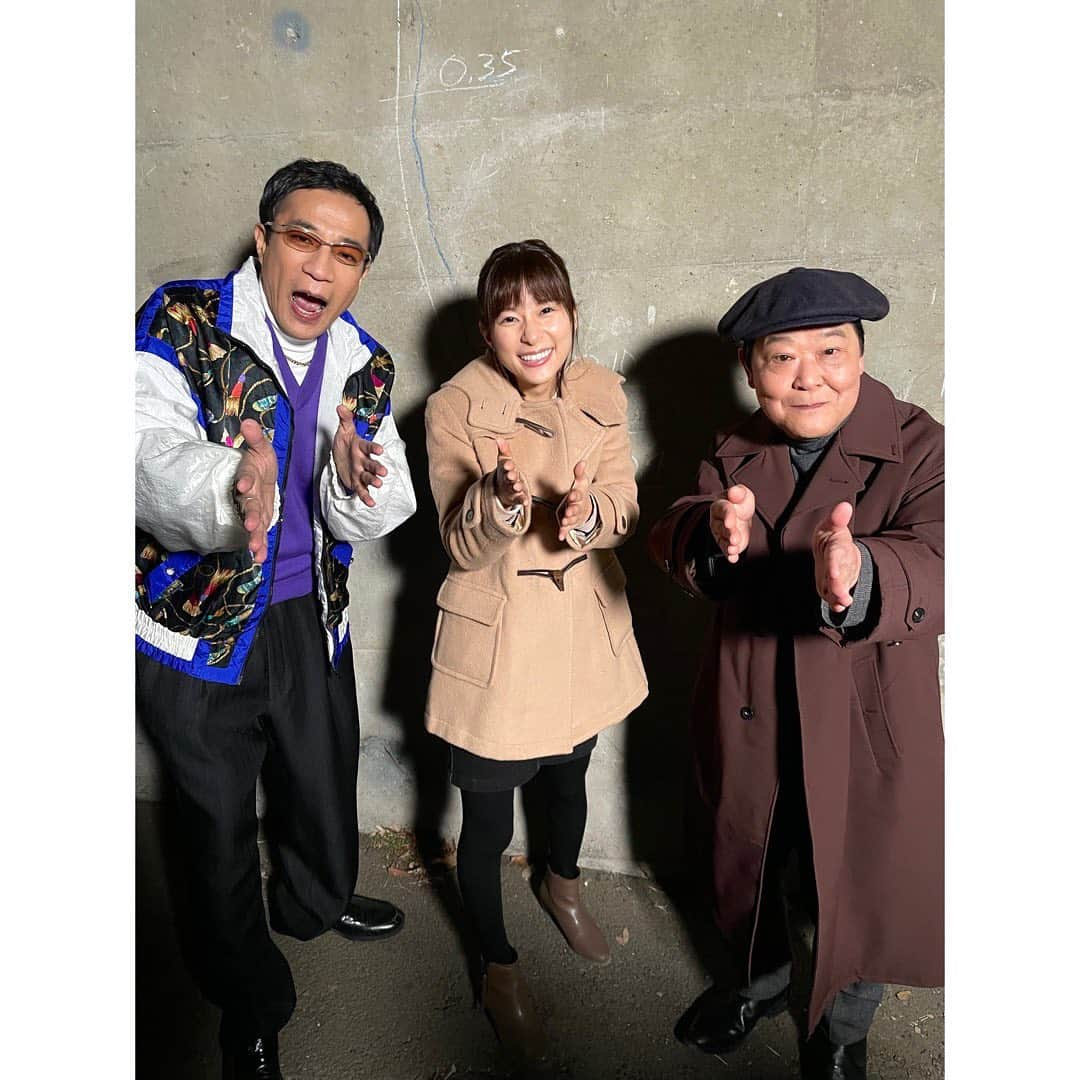 芳根京子さんのインスタグラム写真 - (芳根京子Instagram)「お待ちしておりました！ ナイツの塙さんが来てくださいました！！  番組で真犯人フラグに出てくださるっていうのを拝見して、台本が届くたびにお名前がないかチェックしてました。笑 私は会えないんだろうなーと思っていたら まさかのガッツリご一緒できました😂！  今までの作品もすごく見てくださってて 嬉しかったです☺️ ありがとうございました！  #真犯人フラグ #19話ありがとうございました #来週はいよいよ最終回 #🚩  #トリオのセンター #緊張した」3月6日 23時47分 - yoshinekyoko