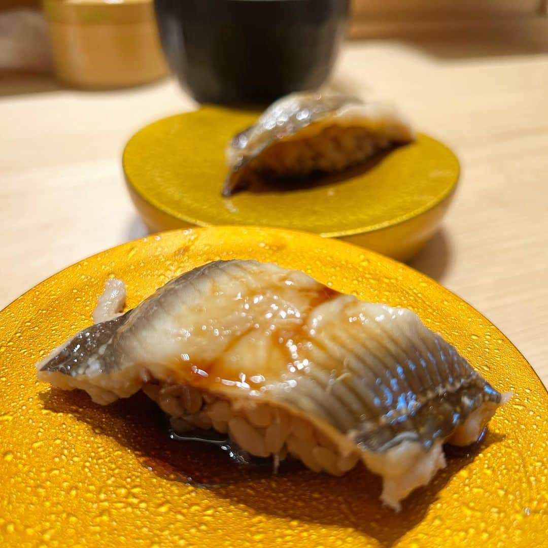 吉川ちえさんのインスタグラム写真 - (吉川ちえInstagram)「【🍣🌟🍣🌟🍣🌟】 . ミシュラン掲載店 銀座おのでらが なんとなんと回転寿司に登場🥺💓 . ✅廻転鮨 おのでら🐟 ( @kaitensushi_onodera ) . 土曜日に行ったんだけど20分くらい待ちました✨人気なんだね〜😍 . 寿司のシャリは赤シャリ😙💕 やま幸マグロも食べれるのだ❤️ 私はマグロは中トロと赤身食べたけど中トロが美味しかった~✌️ . あと推しはホタテの炙り🔥 美味しくて追加注文しました🙌💗 . 回転寿しにしてはやっぱり 高級で値段も高めだけど美味しいからたまに贅沢したい時に食べに行こう🥺💓 . 🍣廻転鮨 銀座おのでら本店🍣 📮東京都渋谷区神宮前5-1-6　イルパラッツィーノ表参道 📞03-6450-6777 🕐11:00～22:00 . #鮨 #寿司 #回転寿司 #廻転鮨 #廻転鮨銀座おのでら本店  #廻転鮨銀座おのでら #おのでら #やま幸 #やま幸のマグロ  #表参道グルメ #鮨スタグラム」3月7日 0時49分 - yoshikawachie_16