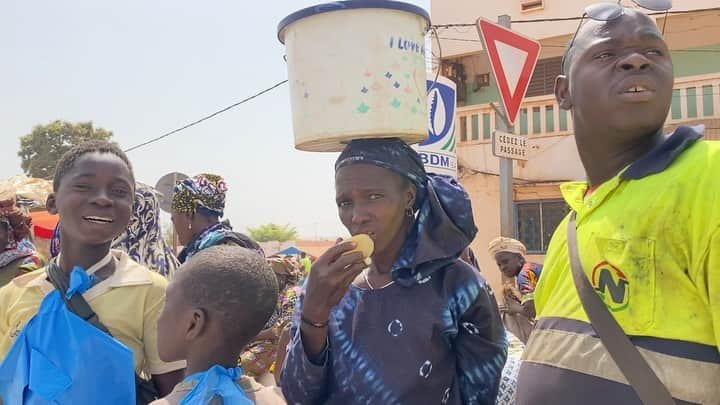 中鉢明子のインスタグラム：「🇲🇱Bonjour, Sikasso👋 #シカソ#sikasso #mali #africa #market #マリ共和国 #市場 #車窓から」