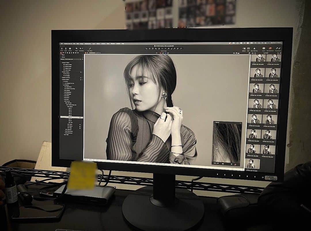 鷲尾伶菜のインスタグラム：「フォトブックも かっこよく仕上がっております。 お楽しみに。👩🏻‍💻  #朝早い」
