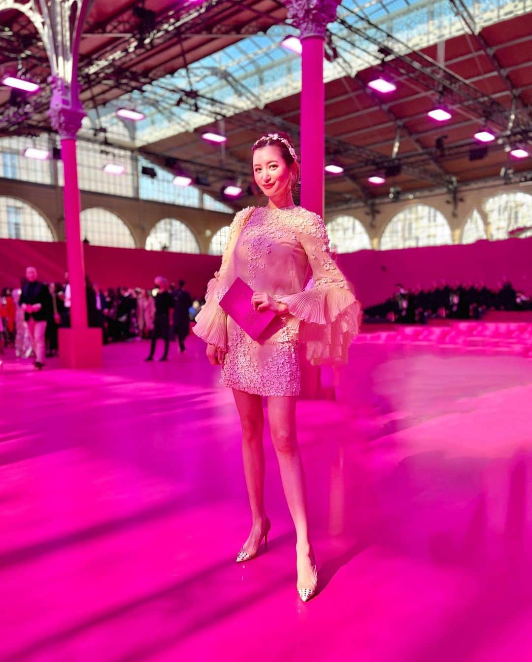 平山美春のインスタグラム：「@maisonvalentino 💗💗💗 #fw22  #valentinopinkppcollection  . ピンクだらけのVALENTINOの世界へ💗発売されたばかりのリバイバルされたセットアップで🌸💗 . #valentino  #fashionshow #fashion  #fashiongram #instafashion」