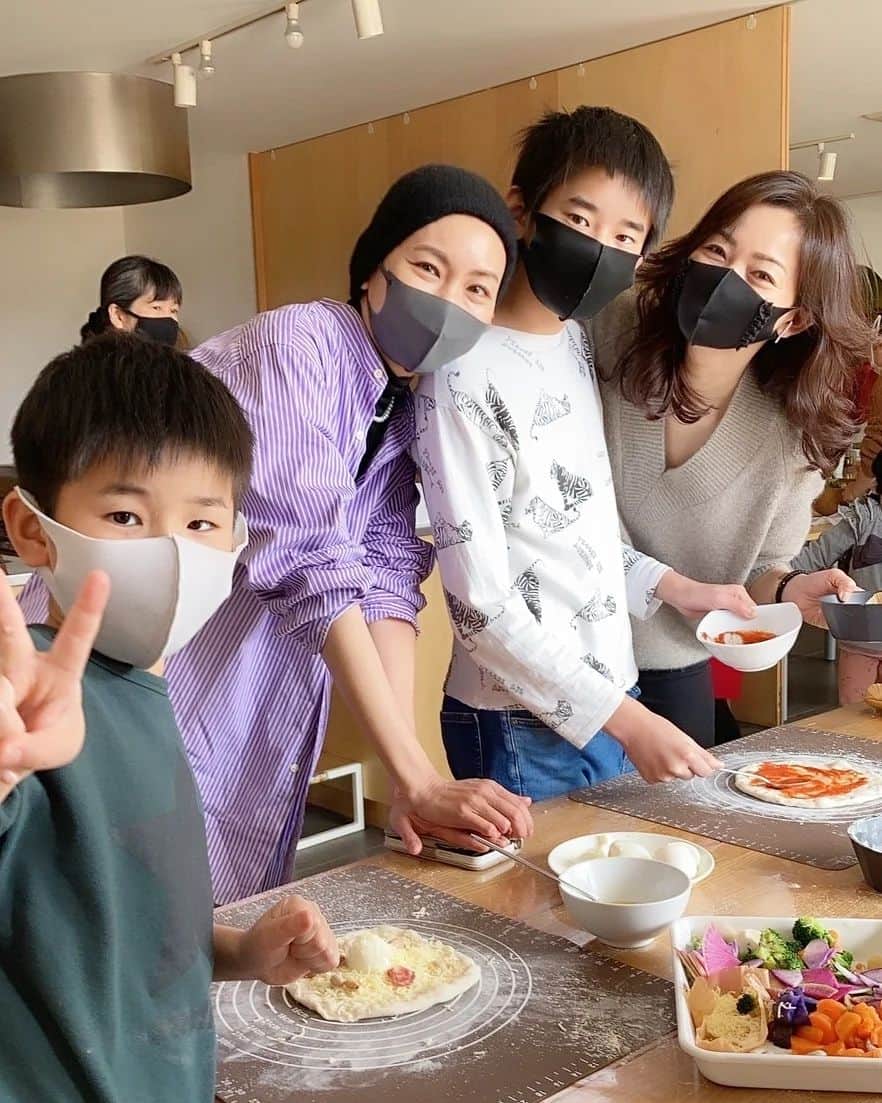 のインスタグラム：「お休みの日に  ナオちゃん親子とピザ作り体験に🍕  釜で焼くピザって美味しー😋  夕方まで外でたっぷり遊んで、その後は、ラーメン食べて温泉へ♨️  最高の休日でした❤  #ピザ #ピザ作り #ママ #ママモデル #モデル #mama #mamamodel #model」