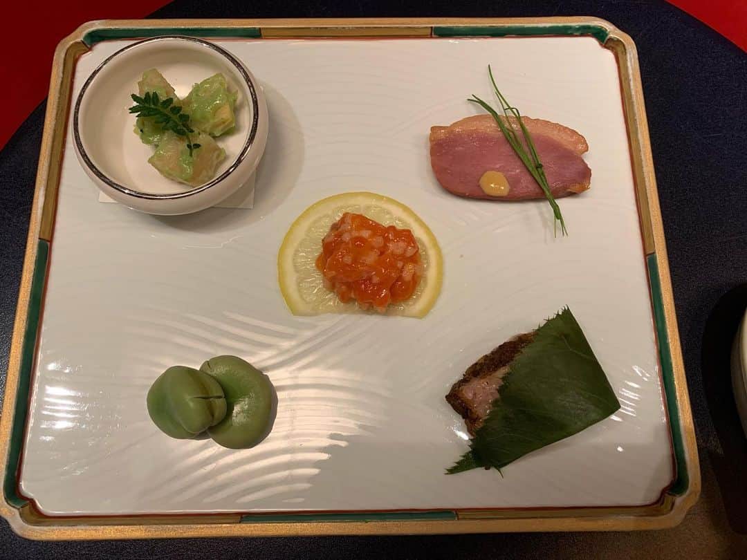 忍成修吾のインスタグラム：「お祝いのお言葉ありがとうございます。 誕生日のお祝いには大好きな鴨鍋‼️相変わらずの美味しさでした。お店からお祝いのお花まで頂いてしまって。 有難う御座います。 初めて行ってからもう20年以上経って、ずっと大好きなお店です。」