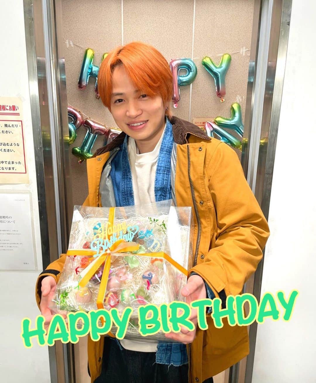 のインスタグラム：「💜🧡HAPPY BIRTHDAY🧡💜 本日、3月7日は菊池風磨さんのお誕生日🎂🎉✨ キャスト、スタッフのみんなでお祝いしました〜🌹🎁  間宮さんのギターに合わせて、みんなでハッピーバースデーを歌ってお祝い🎸🎶  #ファイトソング #菊池風磨 #happybirthday  #生誕祭  #明日は第9話 #tbs」