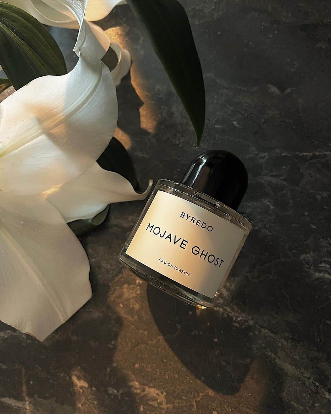 小原優花のインスタグラム：「大好きな香り🥰 @officialbyredo   ハンドクリームもボディソープもMOJAVE GHOST愛用してる🥺💭 香水も強すぎなくて好き♡  #byredo #eaudeparfum #fragrance #mojaveghost」