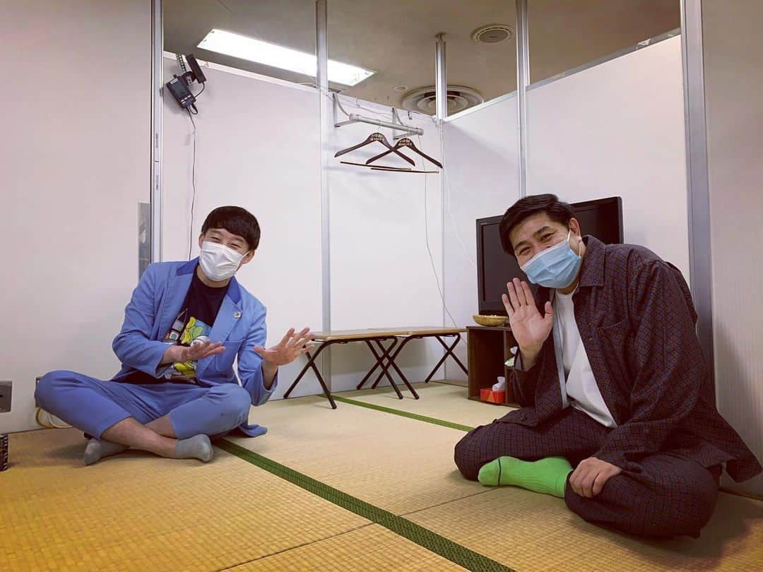 佐久間一行さんのインスタグラム写真 - (佐久間一行Instagram)「楽屋で守谷日和といい時間でした〜 こういう時間、いいものだな〜  #佐久間一行 #守谷日和 #ピン芸人 #ルミネtheよしもと」3月7日 17時29分 - sakuzari