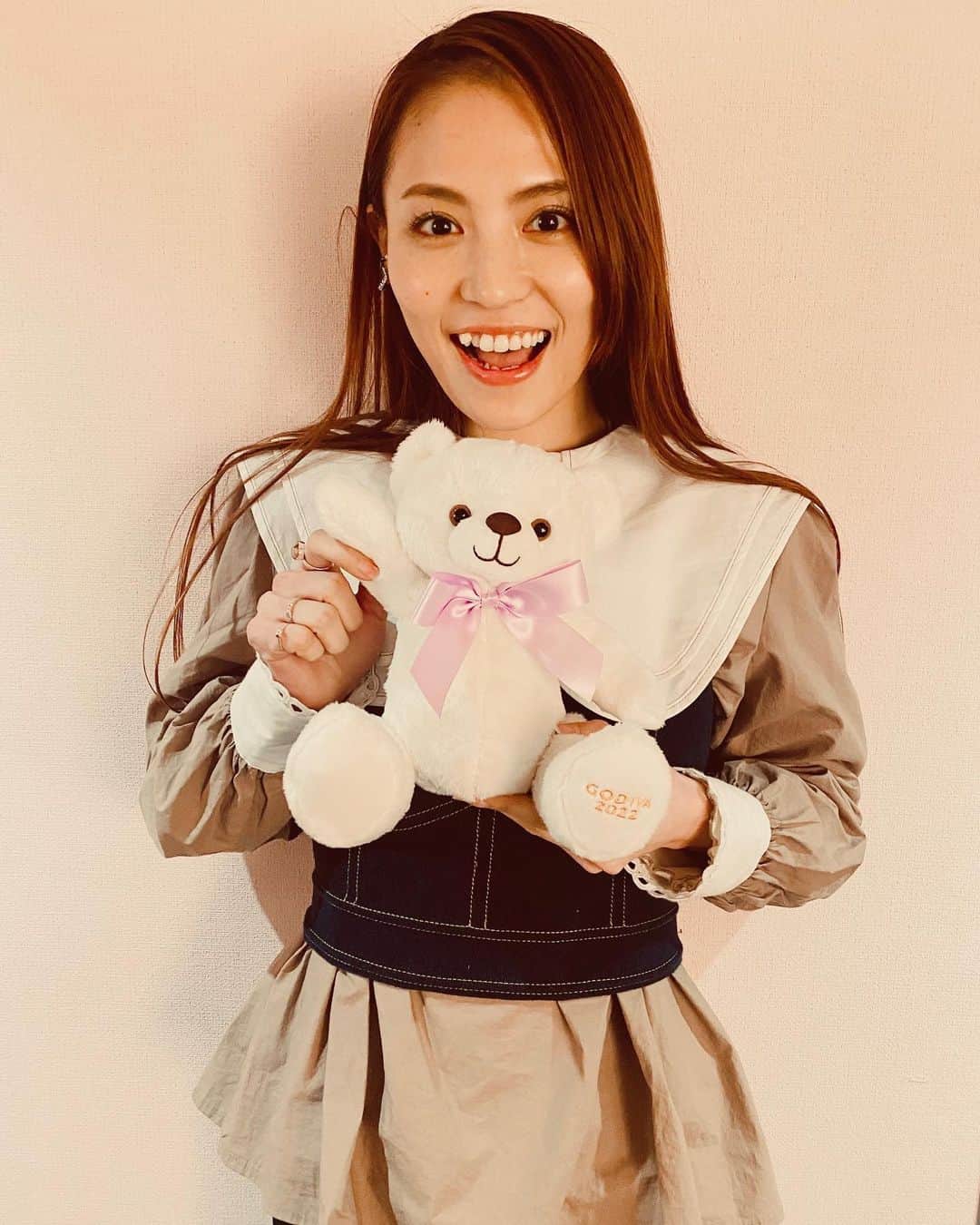 のインスタグラム：「🐻‍❄️🎀 今朝花開いている木々を見て〝良い事あるなぁ〜🌸〟って思っていたら と---っても可愛い🐻‍❄️🎁を頂きました‼︎Thankyousooomuch!!💋  あ、今日マーブルチョコみたいな指輪つけてんの。 絶妙に写ってないケド‼︎‼︎❤️笑 #田野アサミ#asamitano#merci P.s 今夜0時ヨナヨナであいましょ〜ほいだら〜💋」