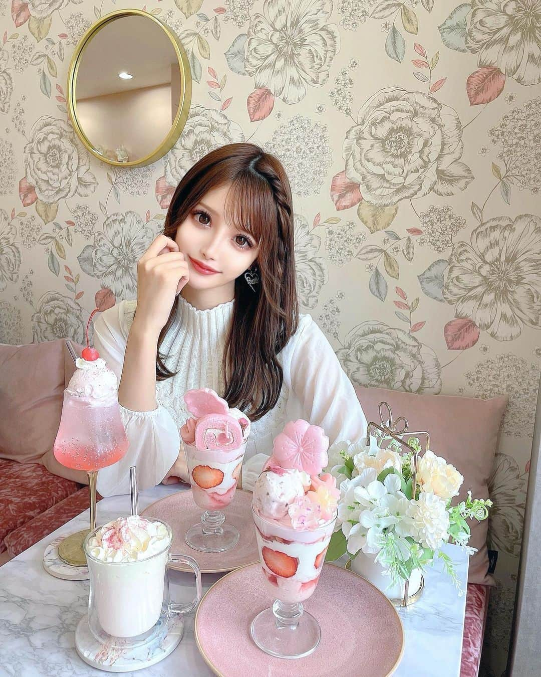 桜咲乃愛さんのインスタグラム写真 - (桜咲乃愛Instagram)「桜パフェを食べに🌸 @cafe17f にいってきたよ🥰💓  今回もとっても可愛かった♥️ パフェの上にかわいい桜の和菓子が乗ってて新しくてテンション上がった🍡🍵🌸 桜のアイスが凄く好みで全部下までアイスでも良かったぐらい美味しかった😋🌸💕(生クリーム苦手😂)  桜のクリームソーダもかわいいしさっぱりしてて美味しかった🍹  ゆみちゃんはさくらラテ飲んでた💓  ゆみちゃんとのショットは別投稿します🥰♥️  この日のトップスは @sucredouceur_official ♡♡  袖がサラッとした生地だからこの時期とても使いやすい💓 この日はクリーム色のミニスカートと合わせたけど、ロングスカートとも合うので万能🥰💕🌸  ショップ見てみてね💓🎀  #桜パフェ#cafe17#新宿カフェ#桜スイーツ #春コーデ#sucredouceur」3月7日 9時24分 - noasama1101