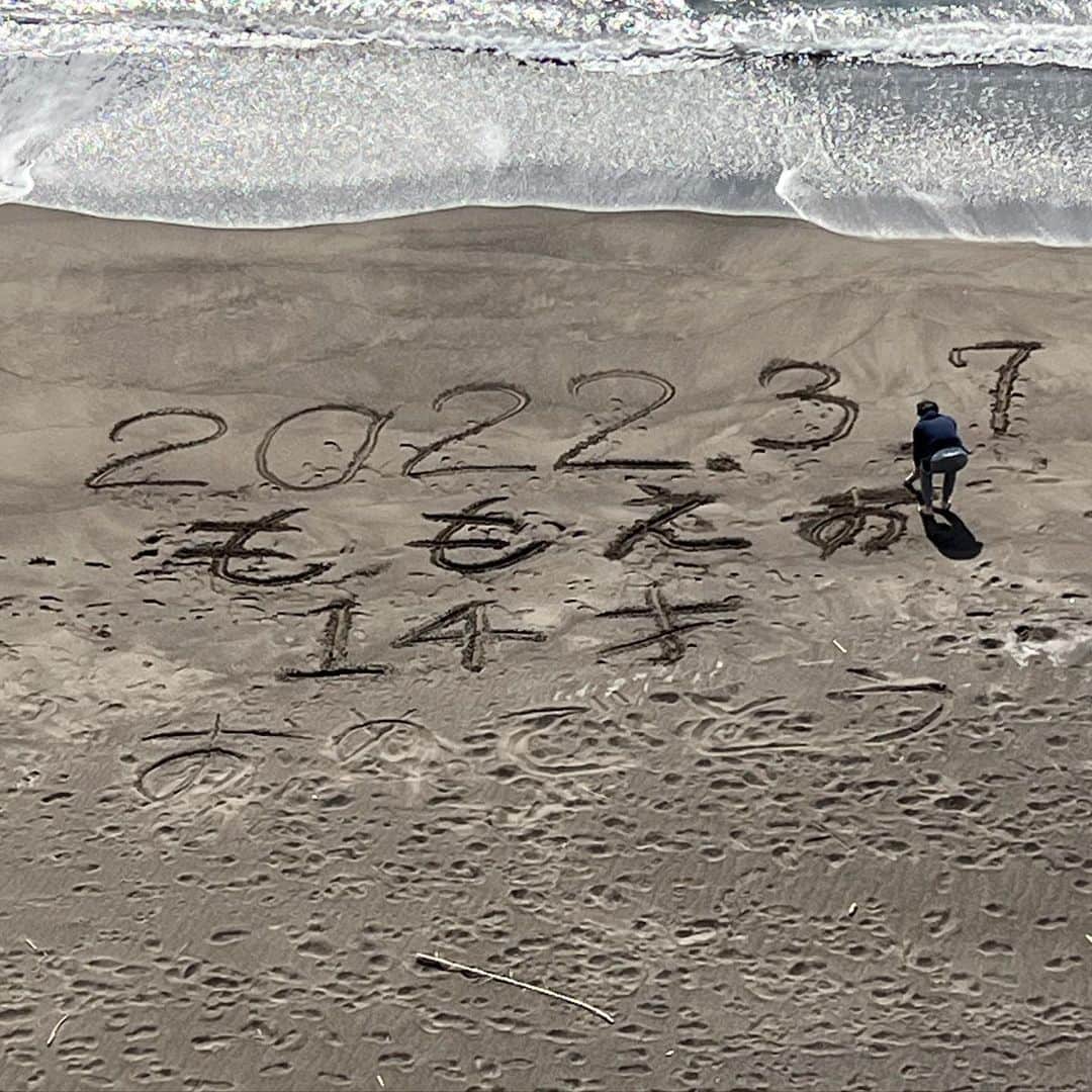 高橋ひとみさんのインスタグラム写真 - (高橋ひとみInstagram)「お父さんが一生懸命砂浜にバースデーメッセージを書いてくれました💓」3月7日 10時11分 - hitomi_momoe