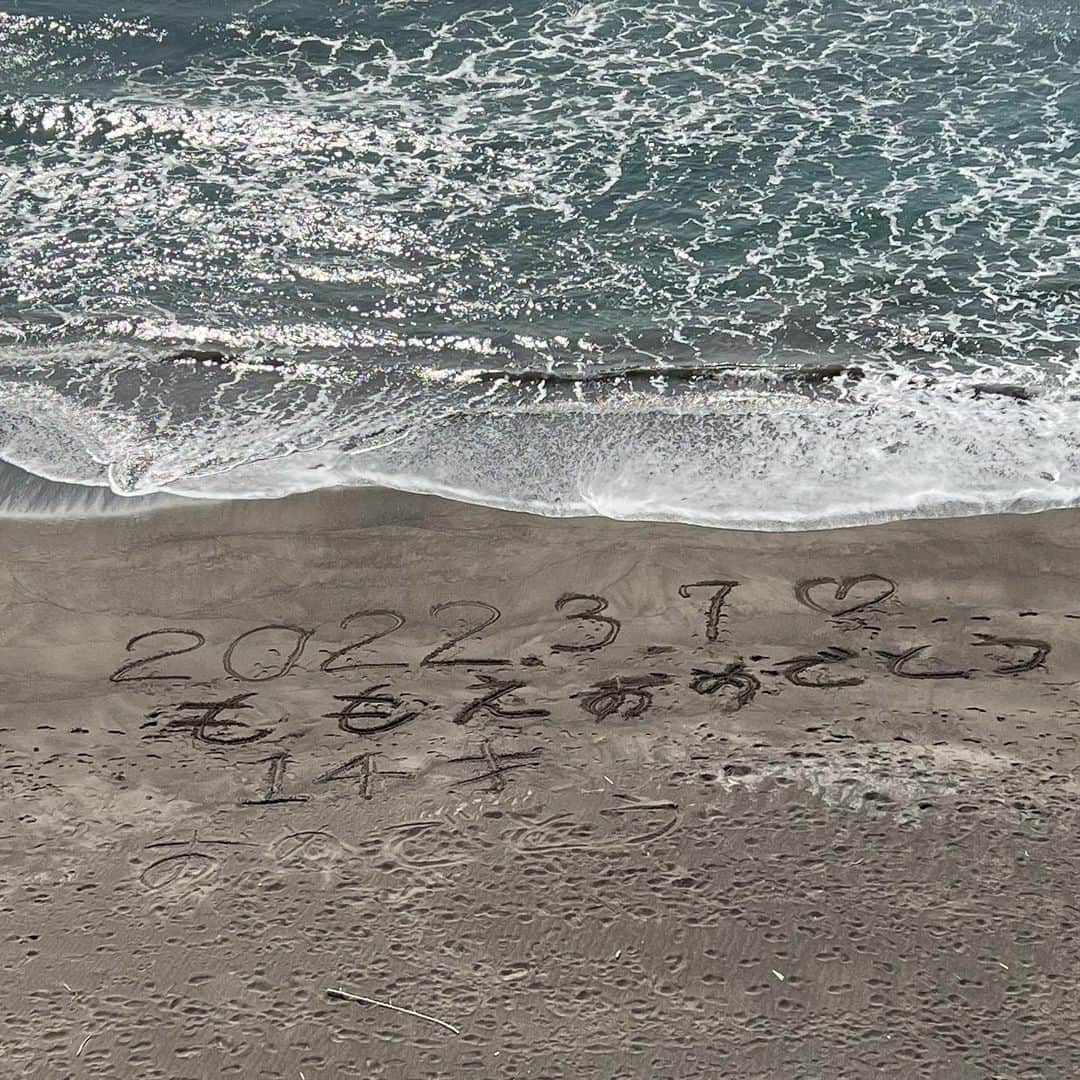 高橋ひとみさんのインスタグラム写真 - (高橋ひとみInstagram)「お父さんが一生懸命砂浜にバースデーメッセージを書いてくれました💓」3月7日 10時11分 - hitomi_momoe